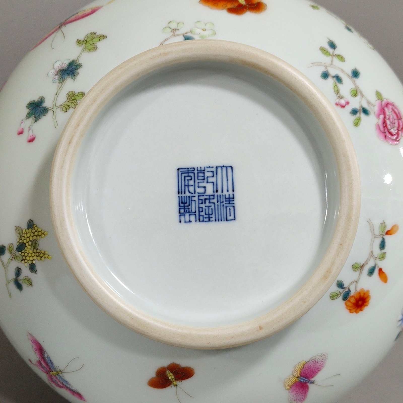 Qing Dynasty Qianlong butterfly loving flower flat belly vase