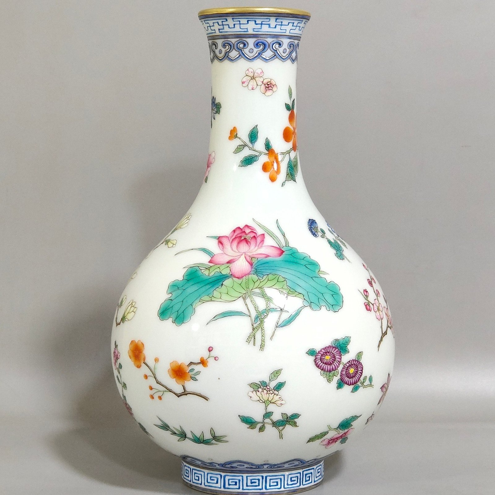 Qing Dynasty Qianlong Butterfly Lianhua Jade Pot Spring
