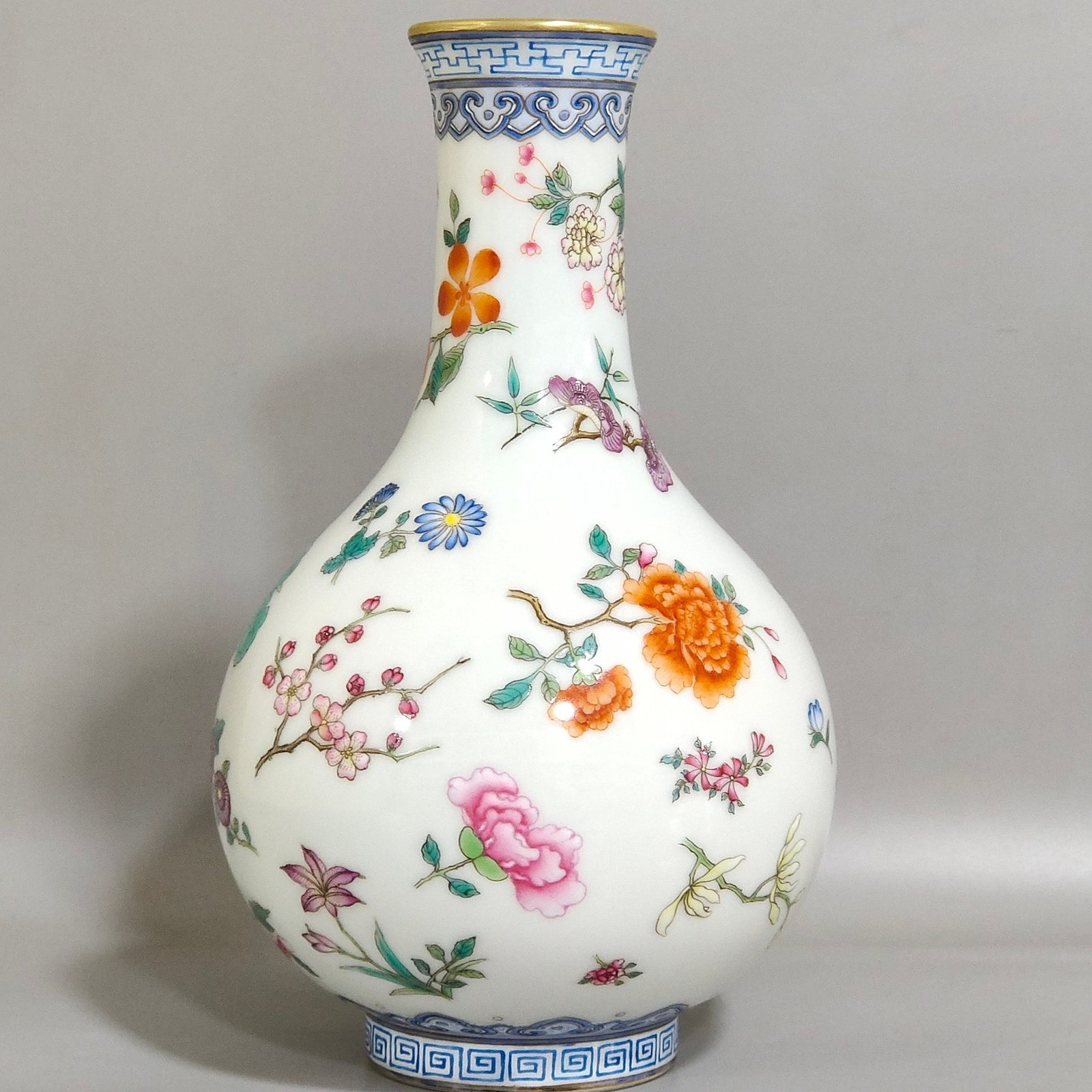 Qing Dynasty Qianlong Butterfly Lianhua Jade Pot Spring