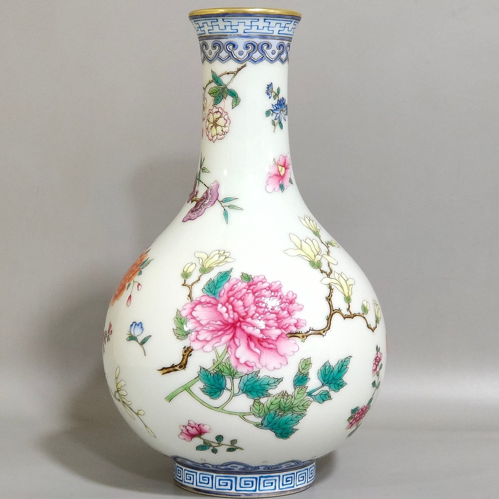 Qing Dynasty Qianlong Butterfly Lianhua Jade Pot Spring