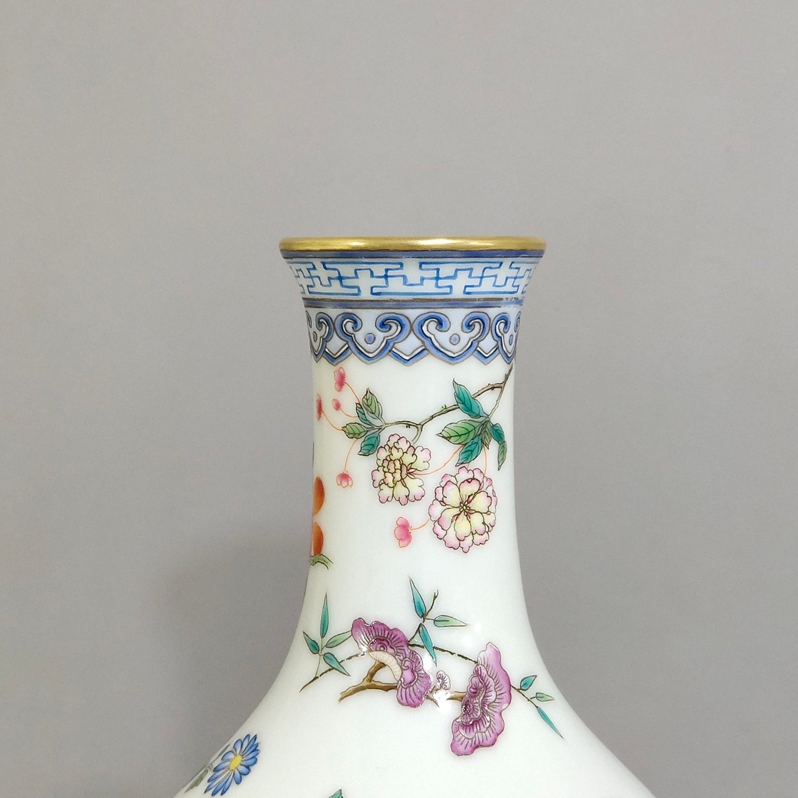 Qing Dynasty Qianlong Butterfly Lianhua Jade Pot Spring