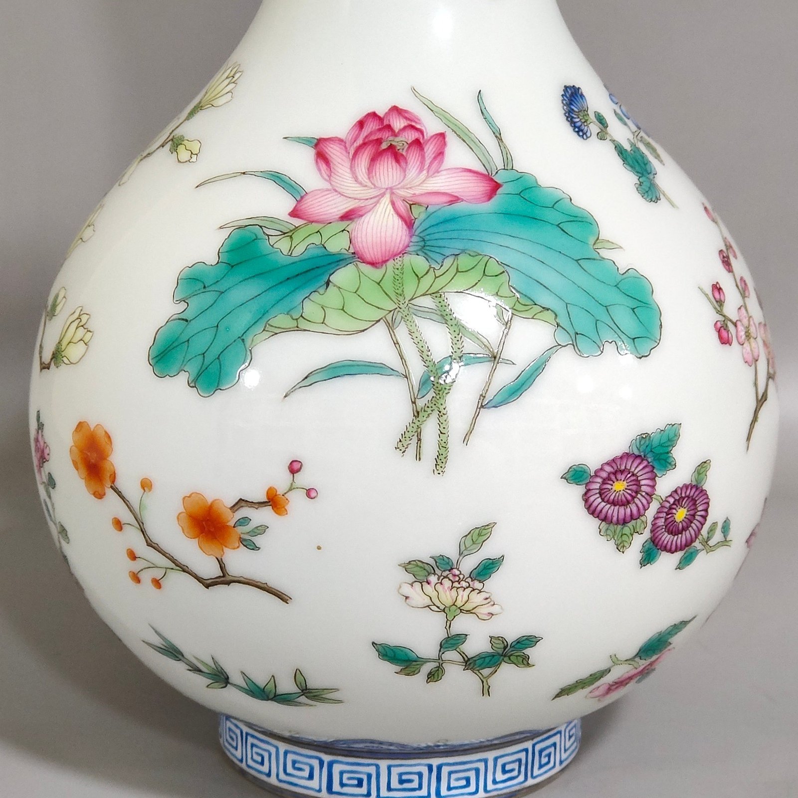 Qing Dynasty Qianlong Butterfly Lianhua Jade Pot Spring