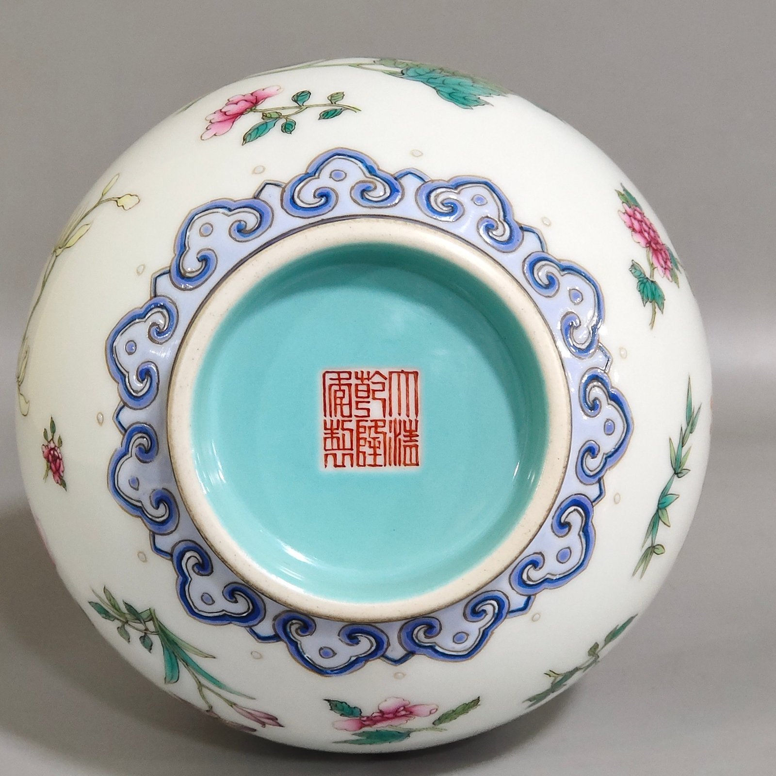 Qing Dynasty Qianlong Butterfly Lianhua Jade Pot Spring
