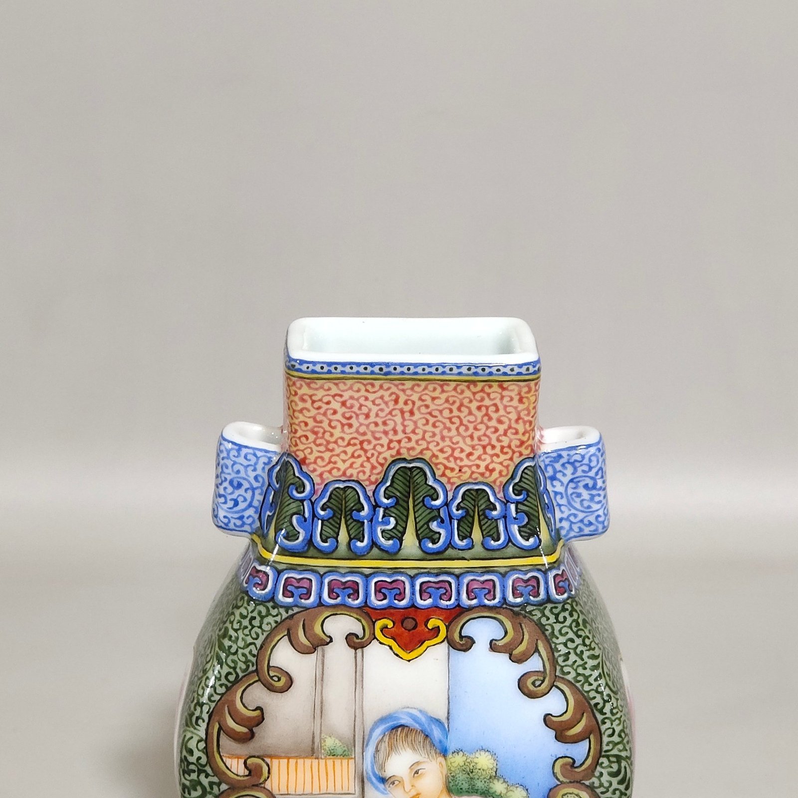 Qing Dynasty Qianlong Western figure amphorae