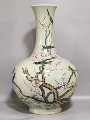 Qing Dynasty Qianlong bean green glaze Xishangmeibiaolong bottom vase