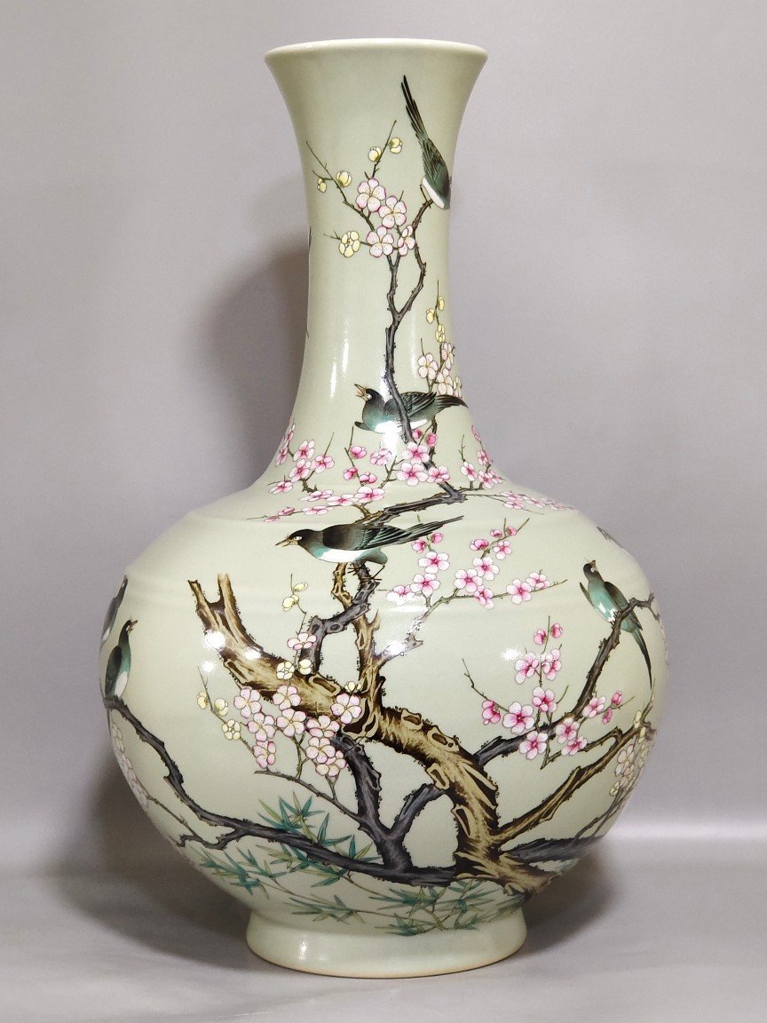 Qing Dynasty Qianlong bean green glaze Xishangmeibiaolong bottom vase