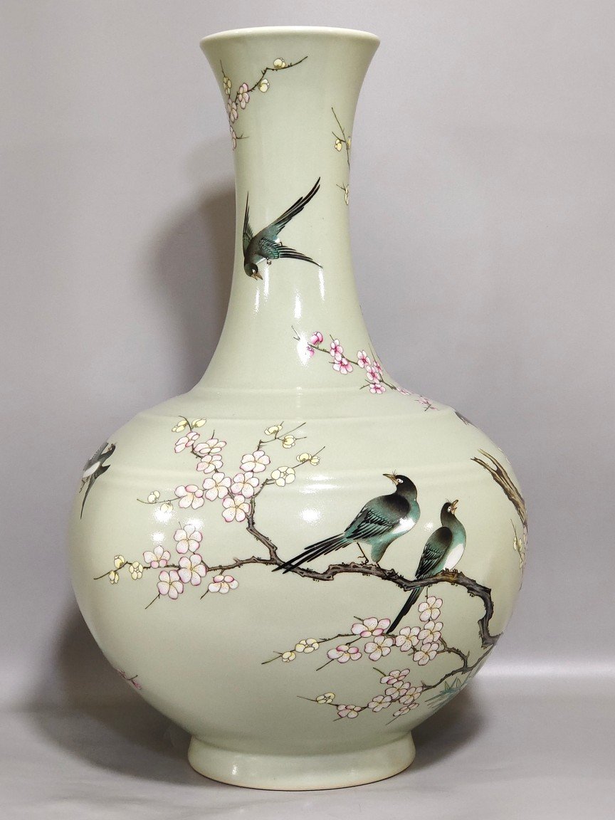 Qing Dynasty Qianlong bean green glaze Xishangmeibiaolong bottom vase