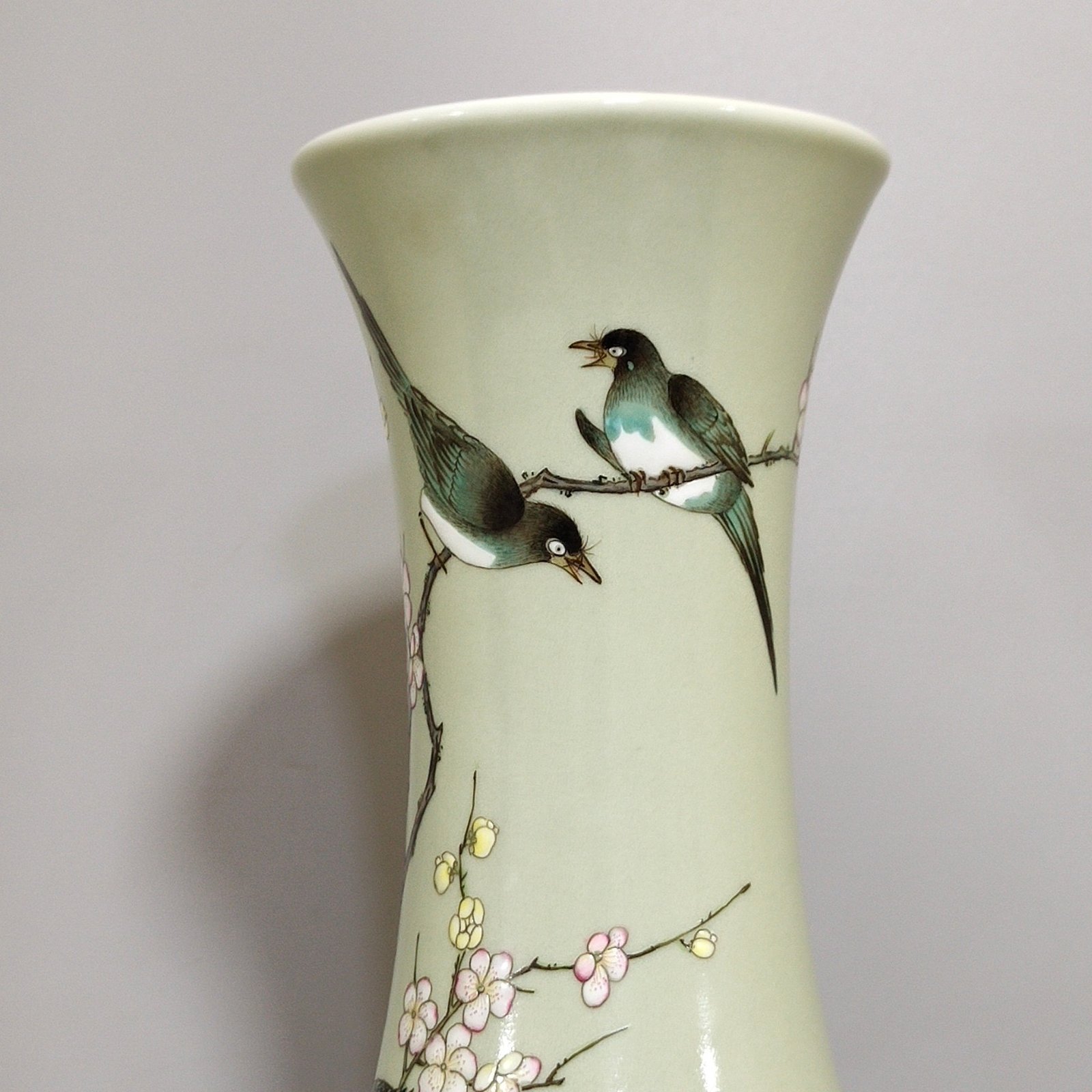 Qing Dynasty Qianlong bean green glaze Xishangmeibiaolong bottom vase