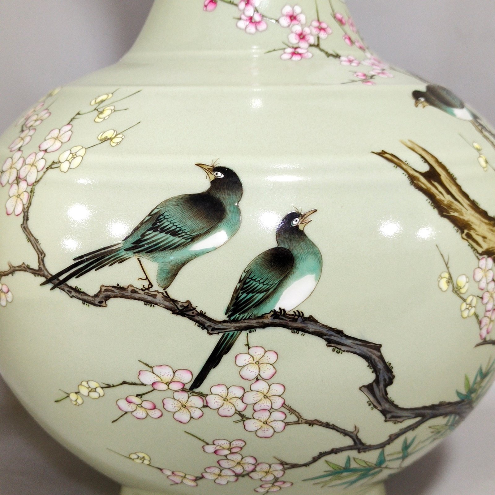 Qing Dynasty Qianlong bean green glaze Xishangmeibiaolong bottom vase
