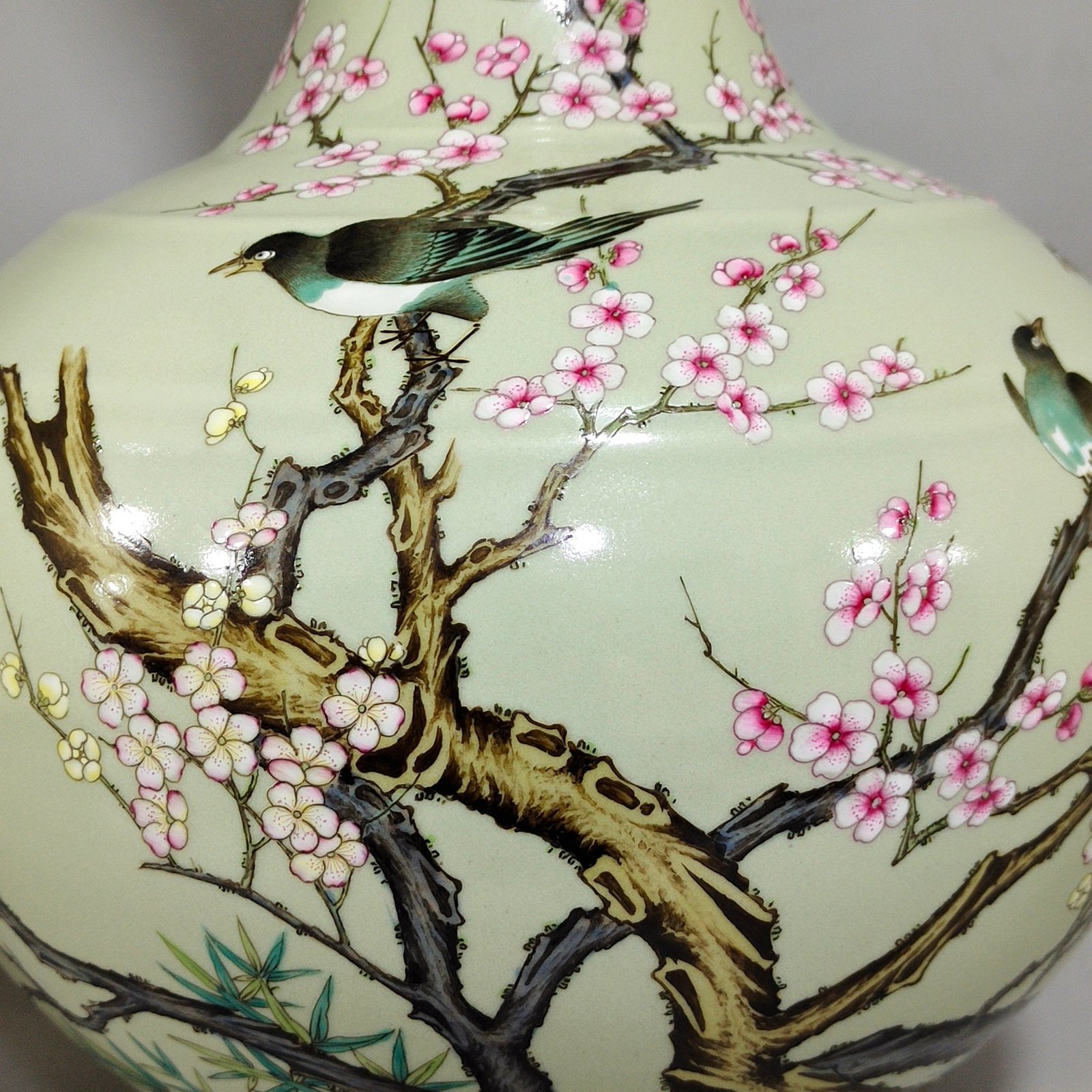 Qing Dynasty Qianlong bean green glaze Xishangmeibiaolong bottom vase