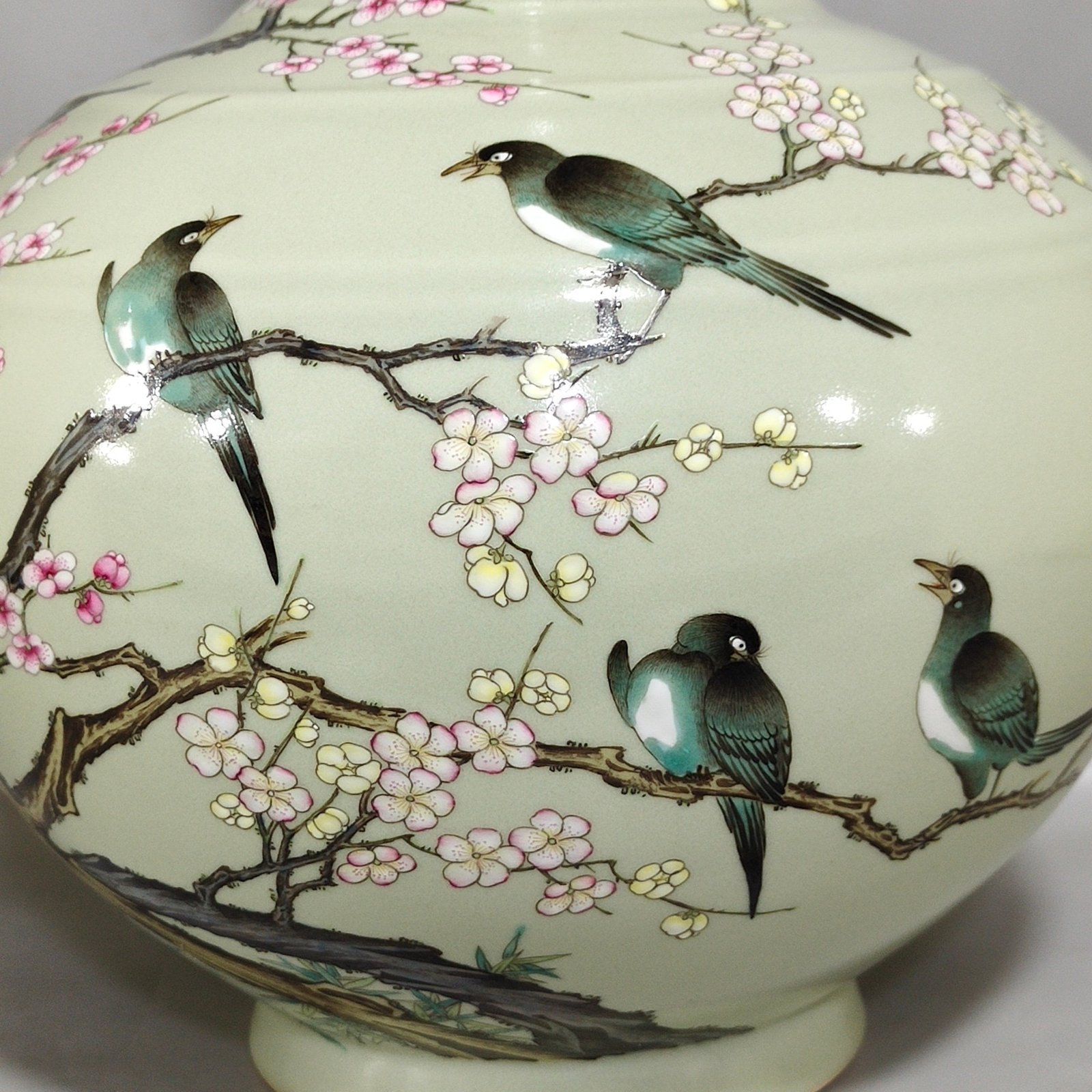 Qing Dynasty Qianlong bean green glaze Xishangmeibiaolong bottom vase