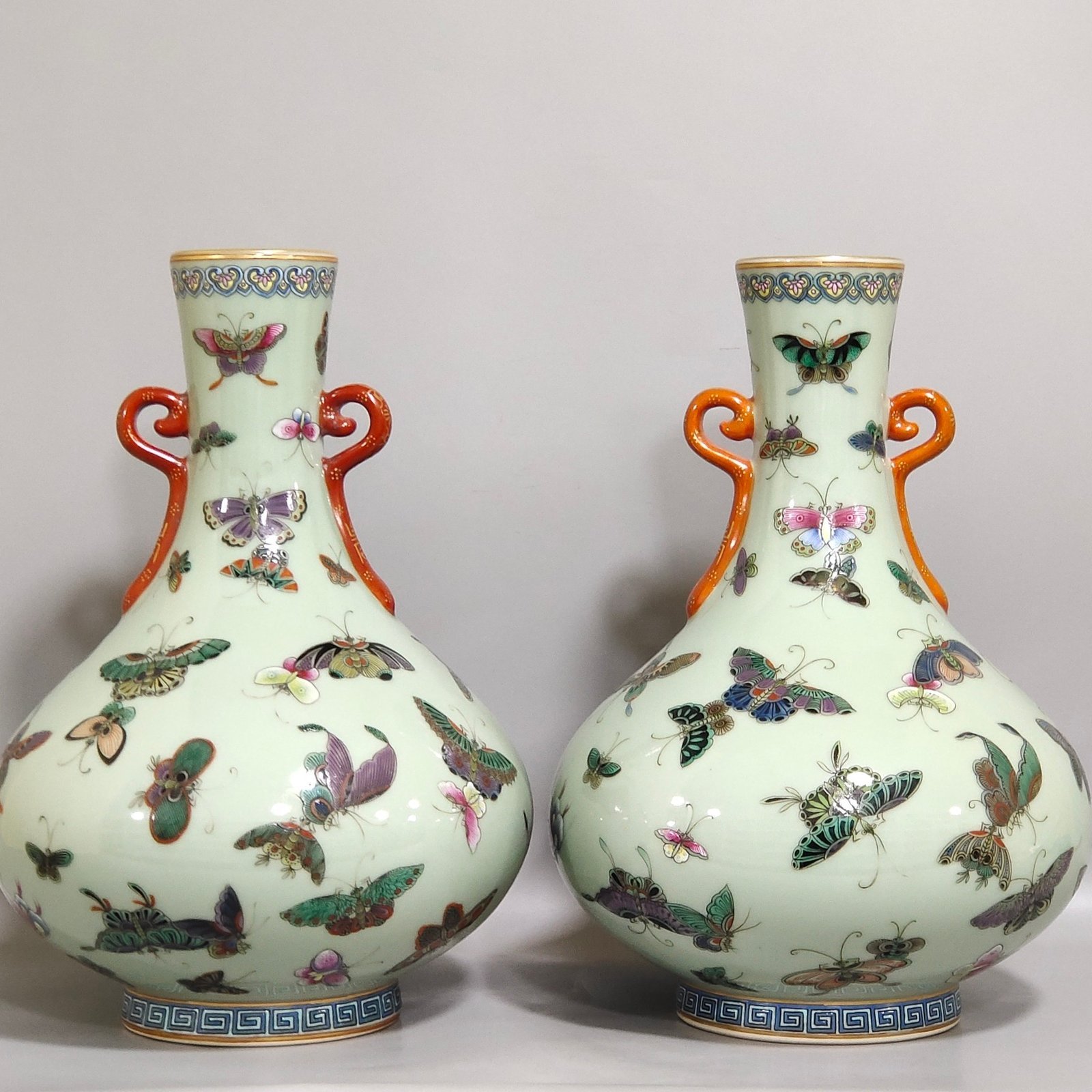 Qing Dynasty Qianlong bean green glaze double eared flat vase