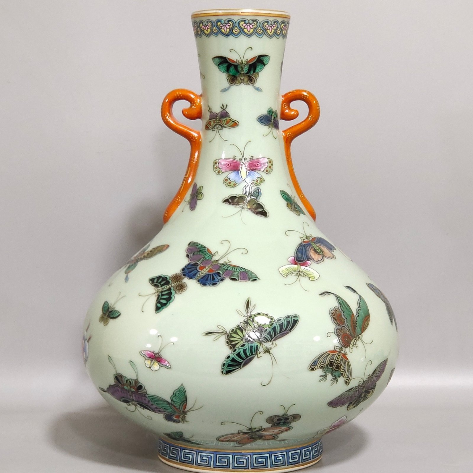 Qing Dynasty Qianlong bean green glaze double eared flat vase