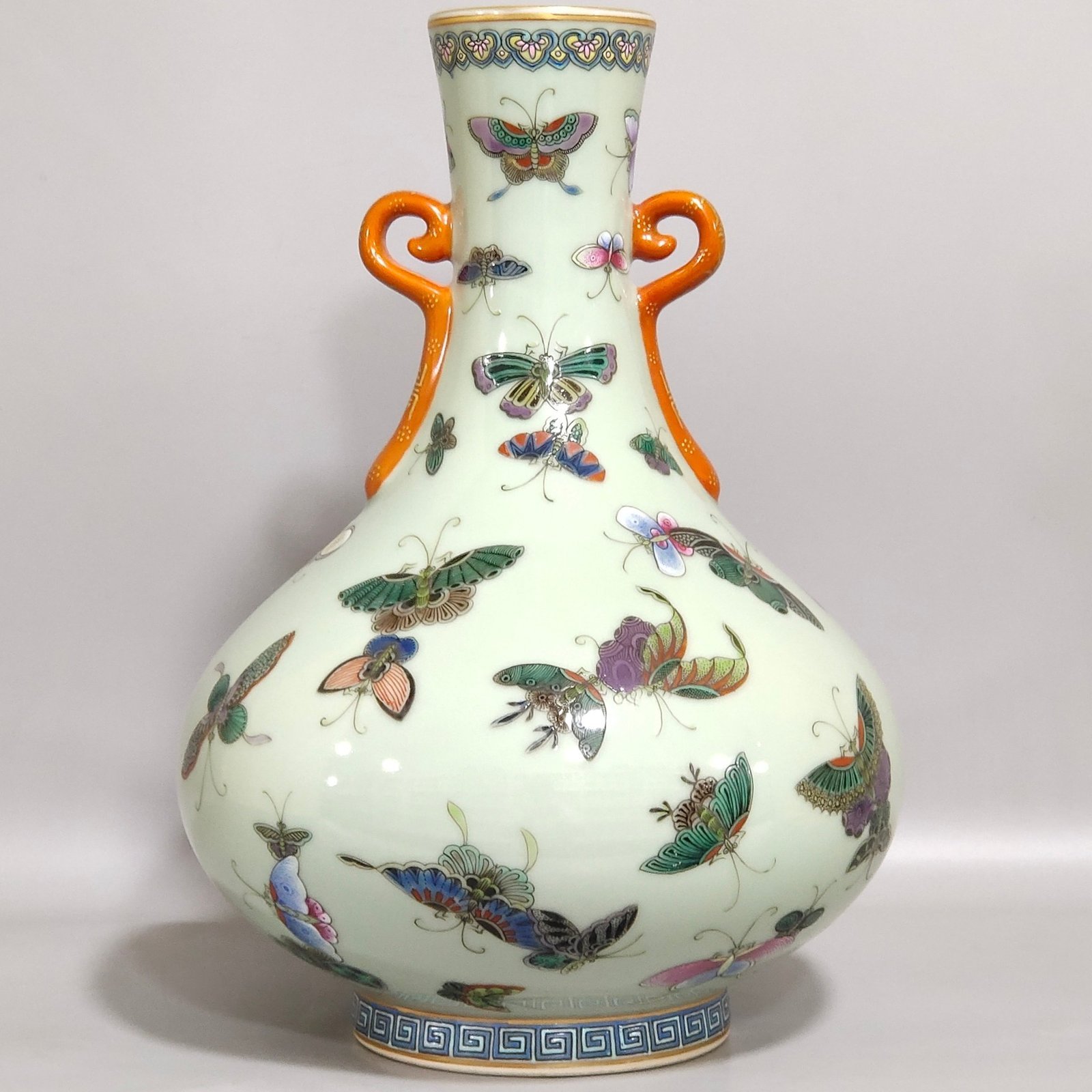 Qing Dynasty Qianlong bean green glaze double eared flat vase
