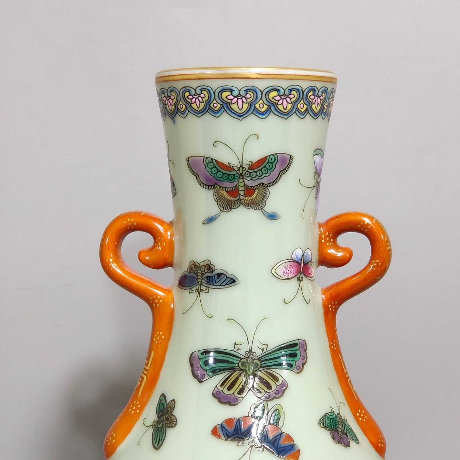 Qing Dynasty Qianlong bean green glaze double eared flat vase