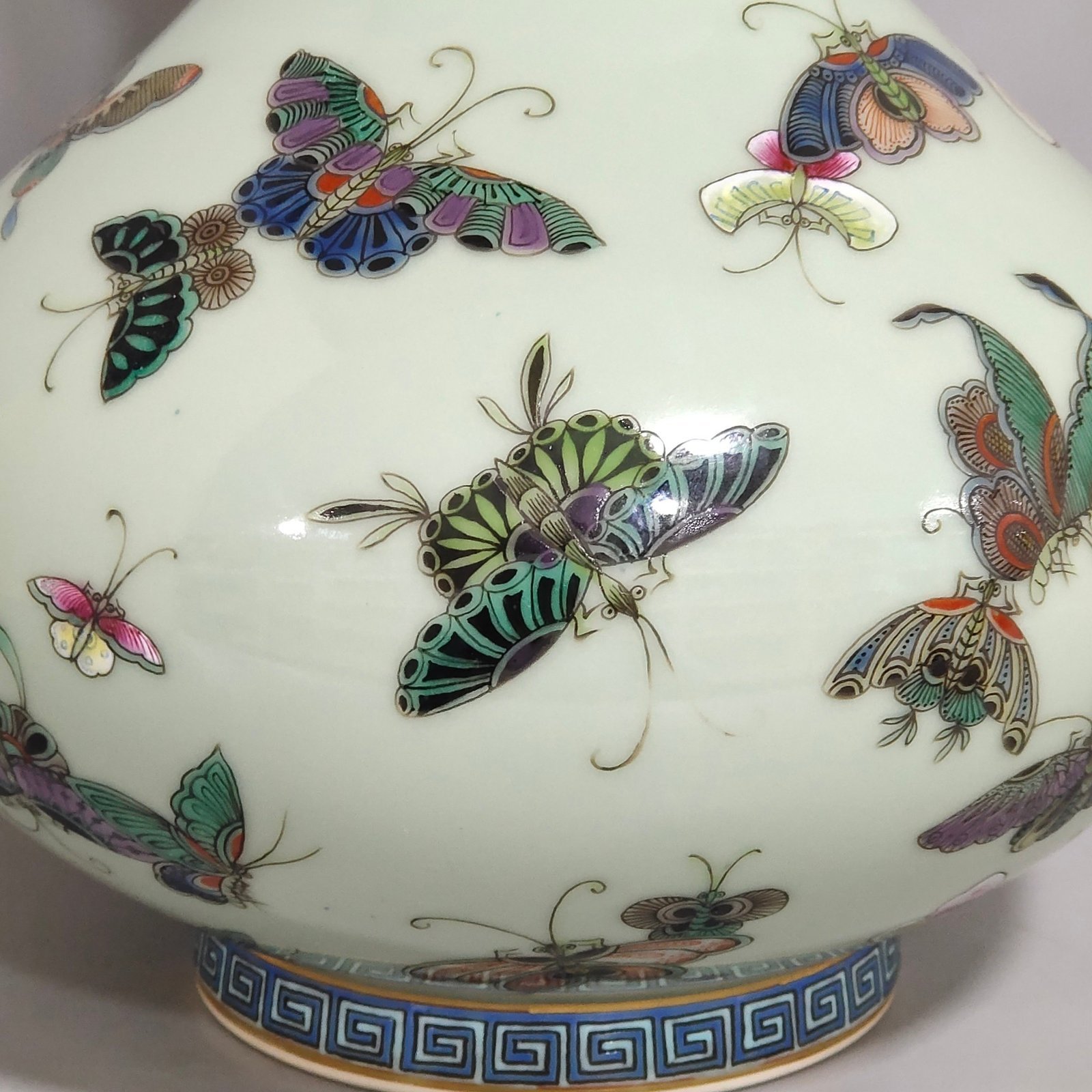Qing Dynasty Qianlong bean green glaze double eared flat vase