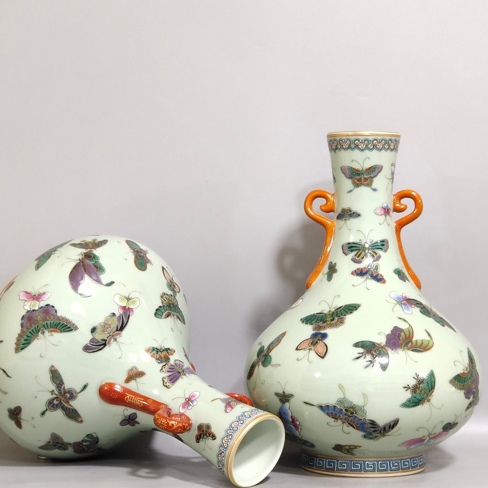 Qing Dynasty Qianlong bean green glaze double eared flat vase