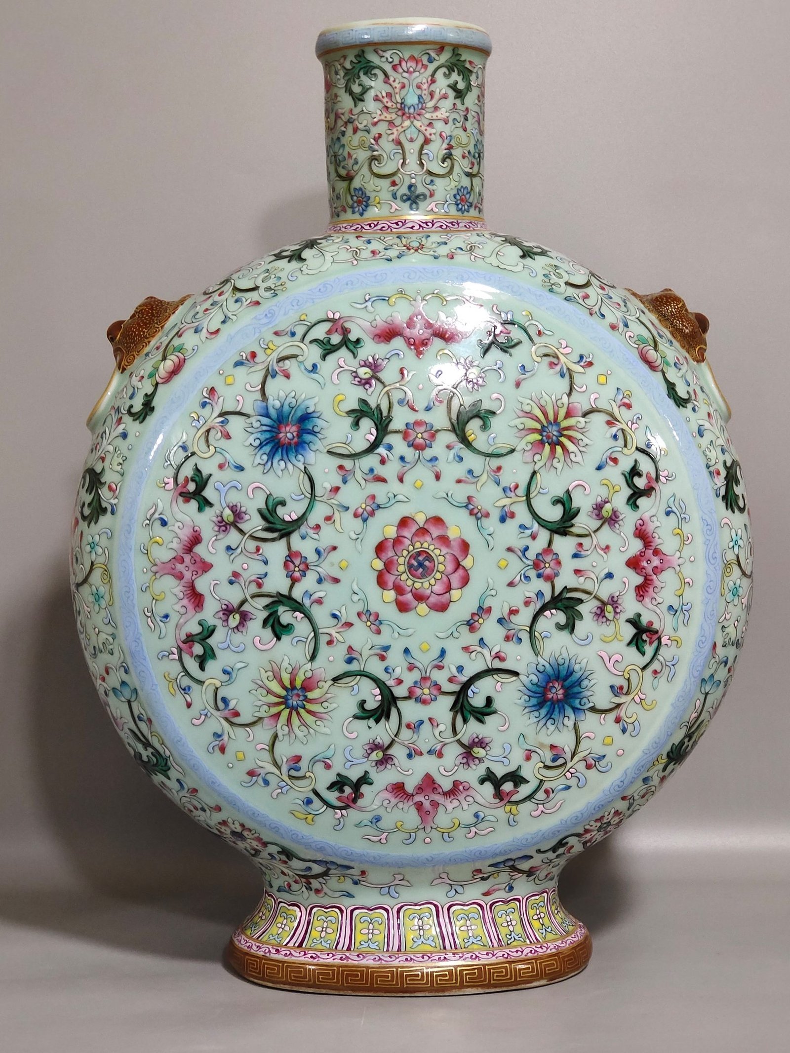 Qing Dynasty Qianlong bean green glaze blessing and longevity continuous moon vase