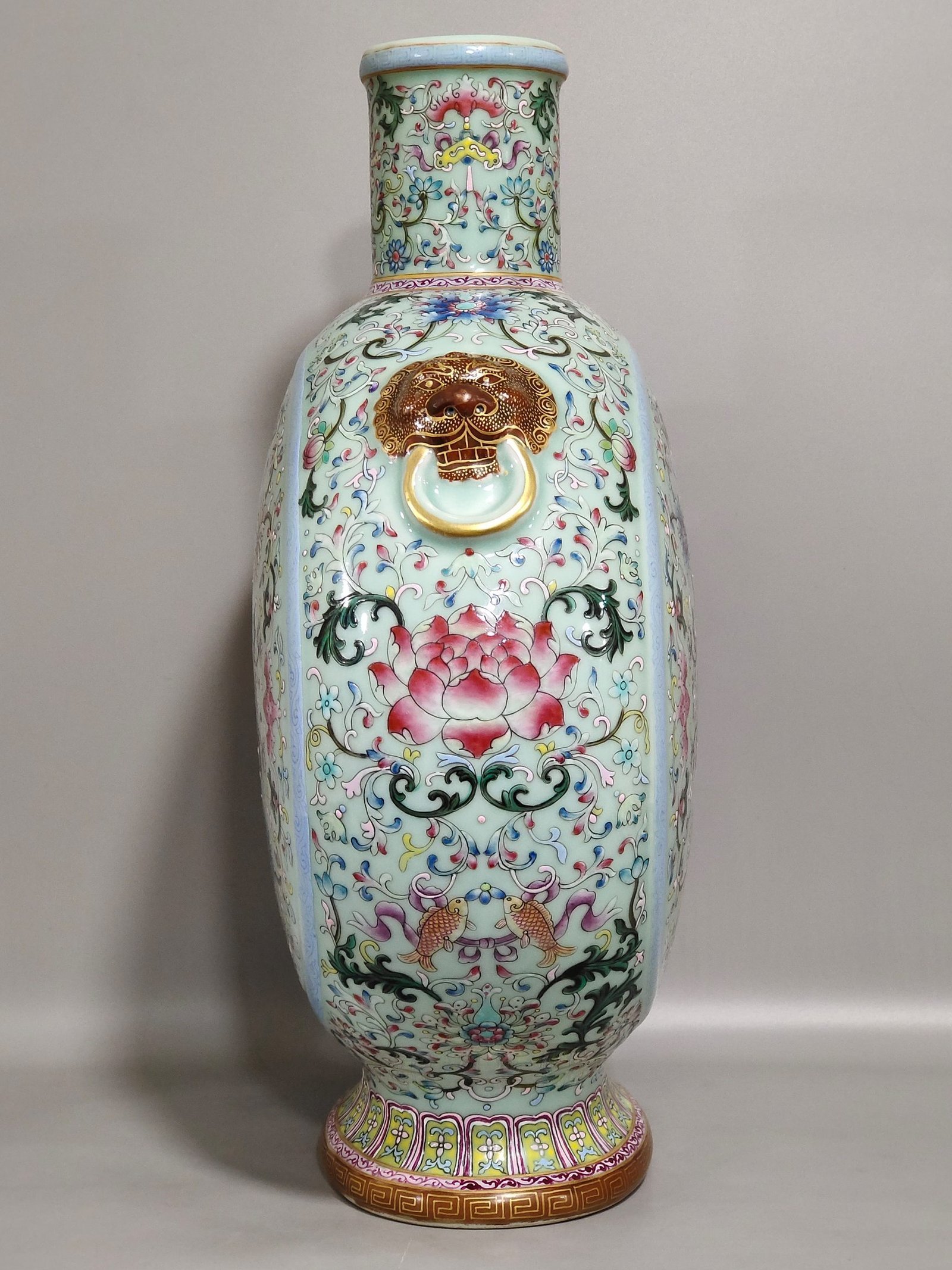 Qing Dynasty Qianlong bean green glaze blessing and longevity continuous moon vase