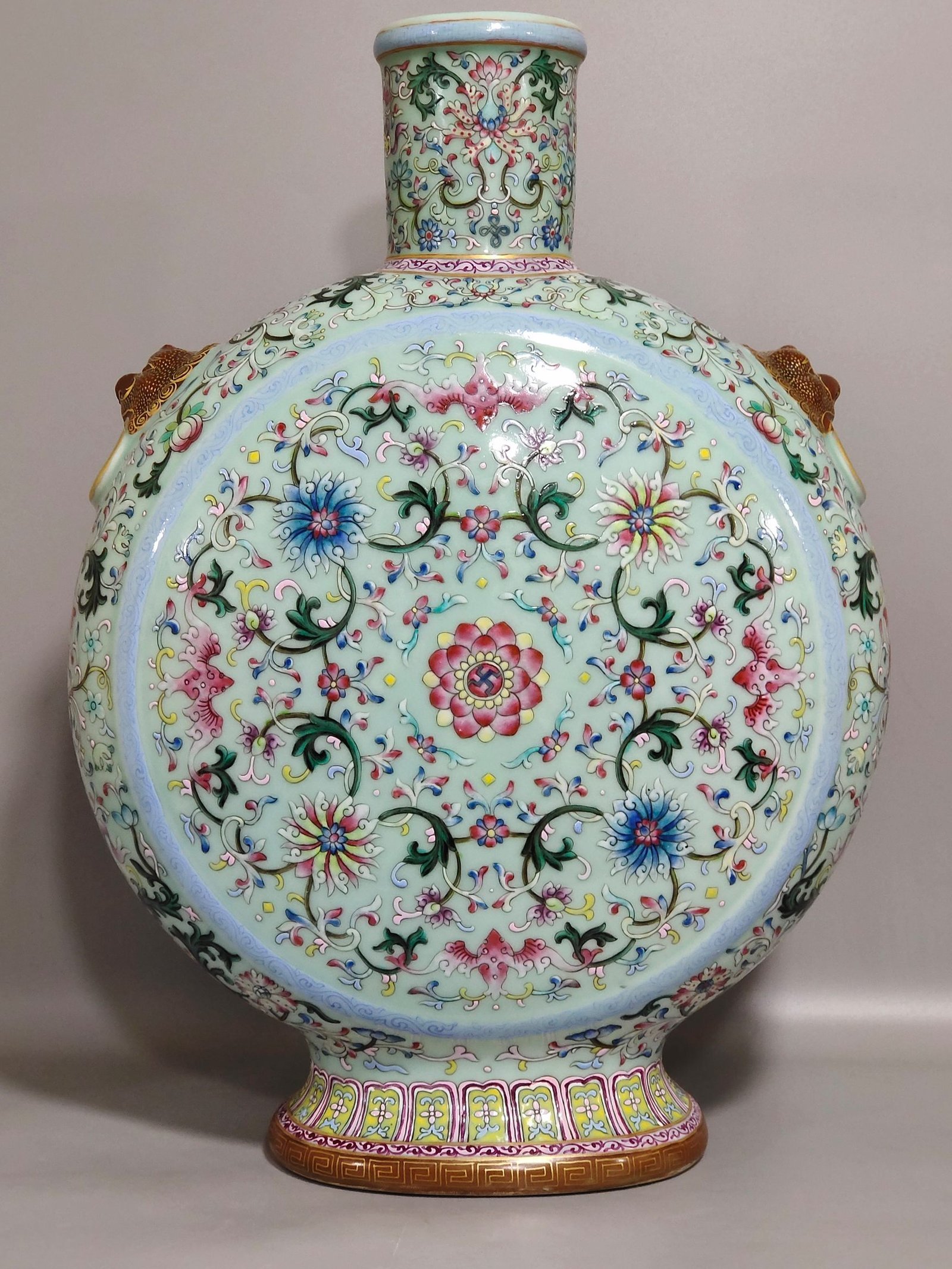 Qing Dynasty Qianlong bean green glaze blessing and longevity continuous moon vase
