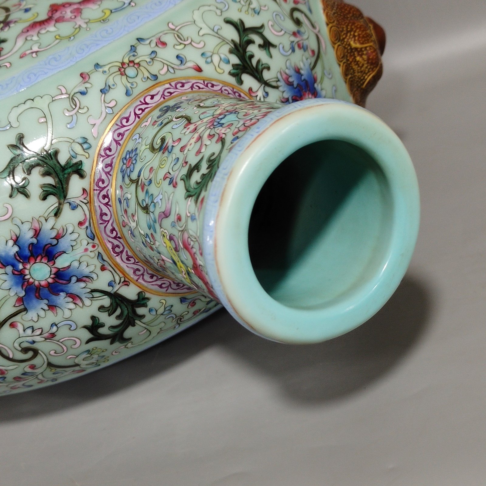 Qing Dynasty Qianlong bean green glaze blessing and longevity continuous moon vase
