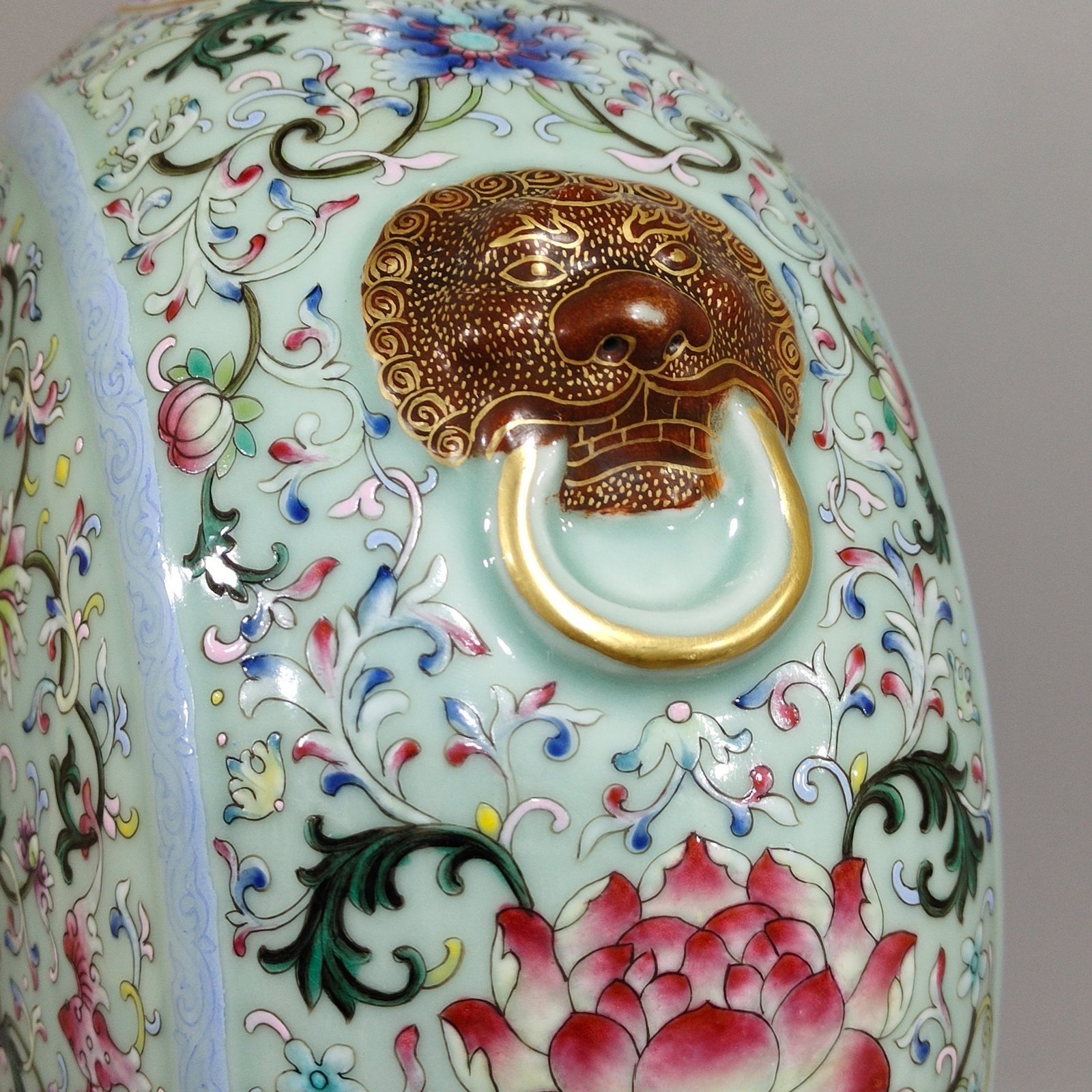 Qing Dynasty Qianlong bean green glaze blessing and longevity continuous moon vase