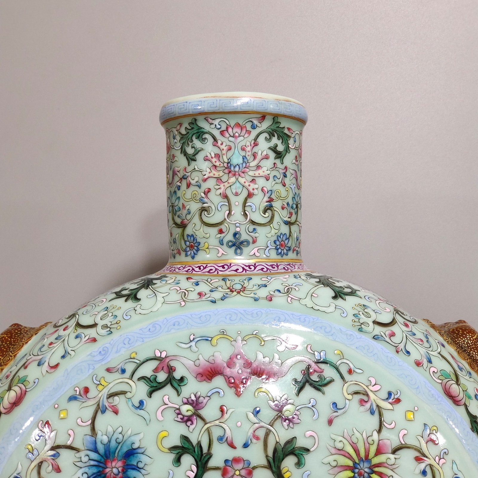 Qing Dynasty Qianlong bean green glaze blessing and longevity continuous moon vase