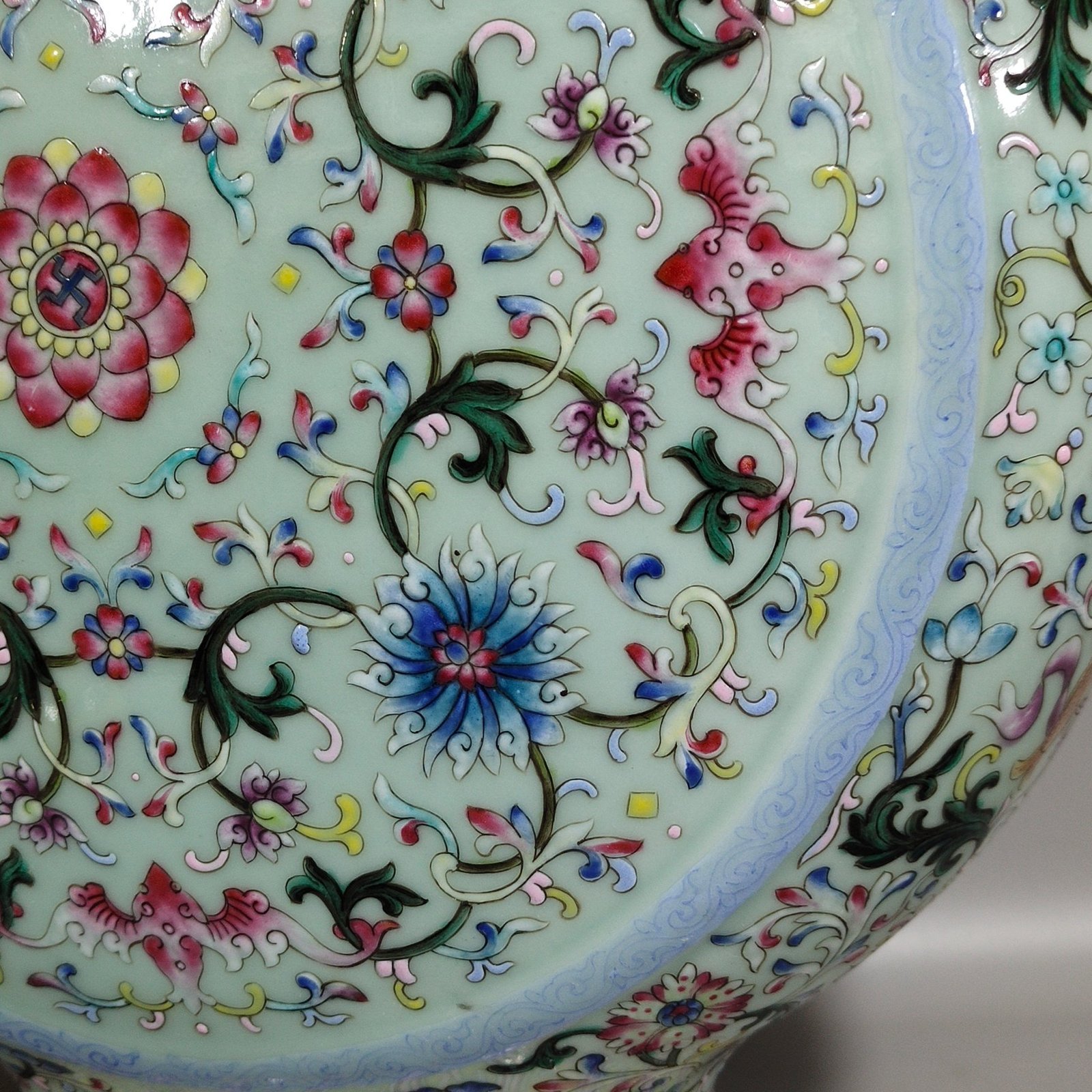 Qing Dynasty Qianlong bean green glaze blessing and longevity continuous moon vase