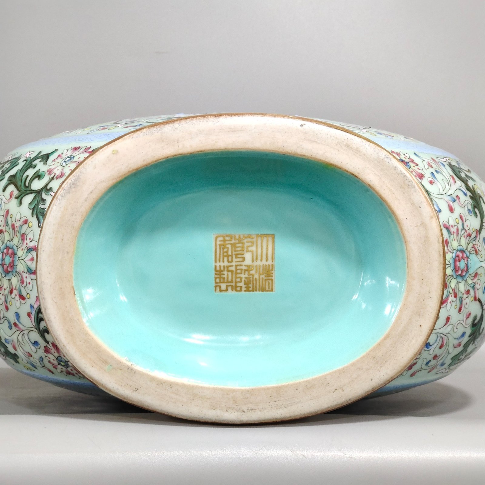 Qing Dynasty Qianlong bean green glaze blessing and longevity continuous moon vase
