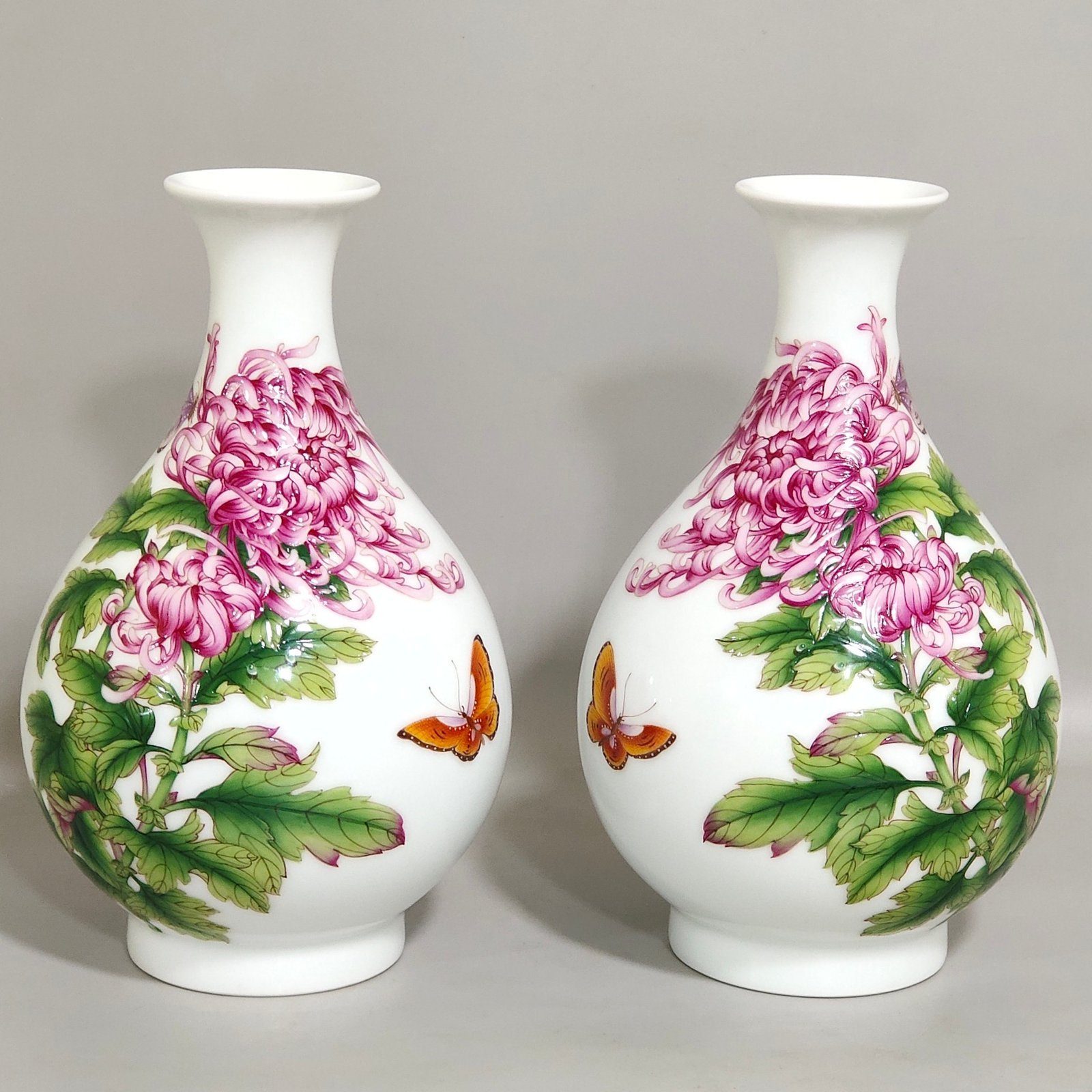 Qing Dynasty Qianlong Castiglione enamel chrysanthemum jade pot spring vase