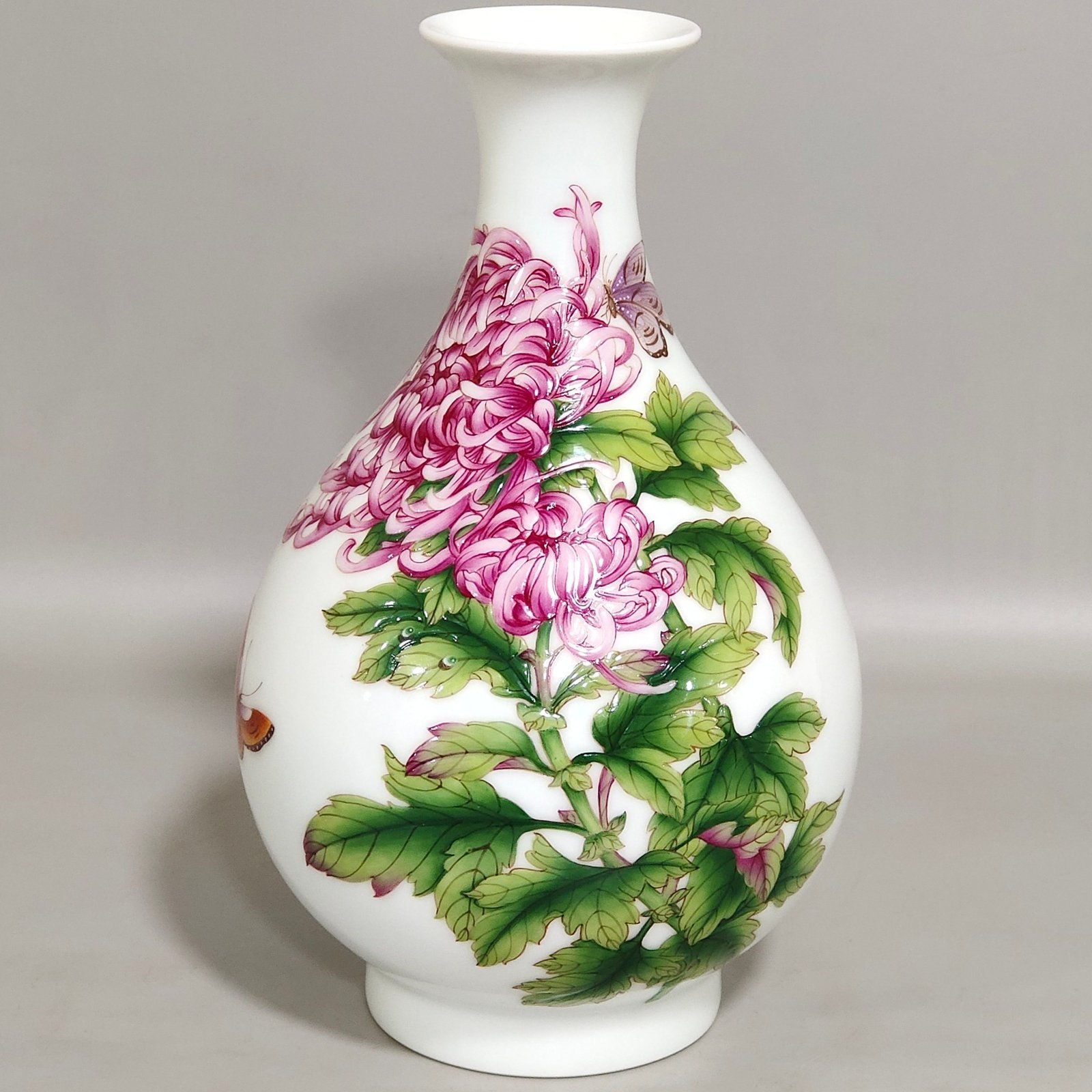 Qing Dynasty Qianlong Castiglione enamel chrysanthemum jade pot spring vase