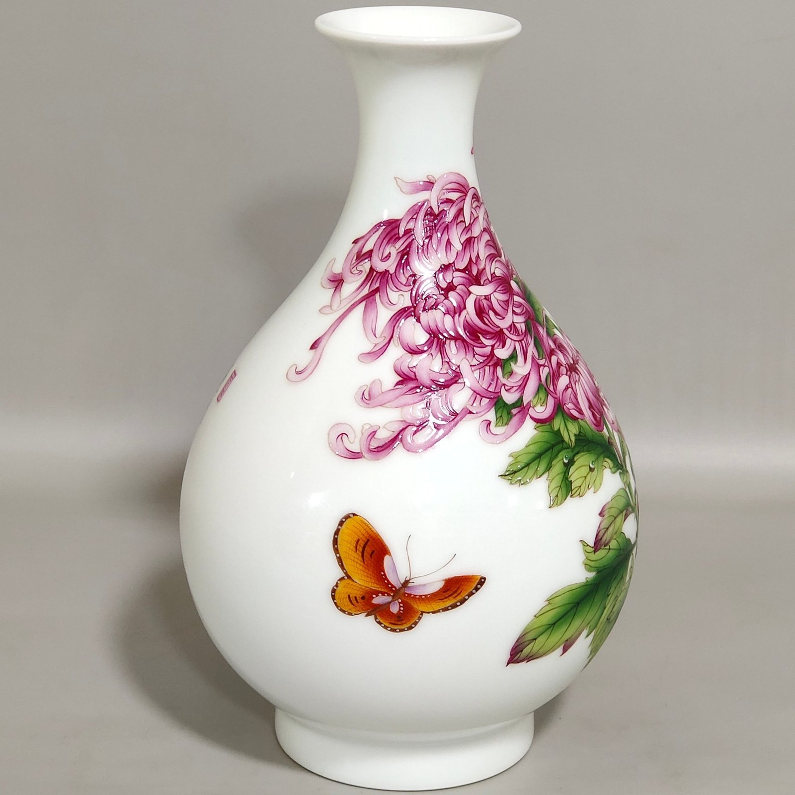 Qing Dynasty Qianlong Castiglione enamel chrysanthemum jade pot spring vase