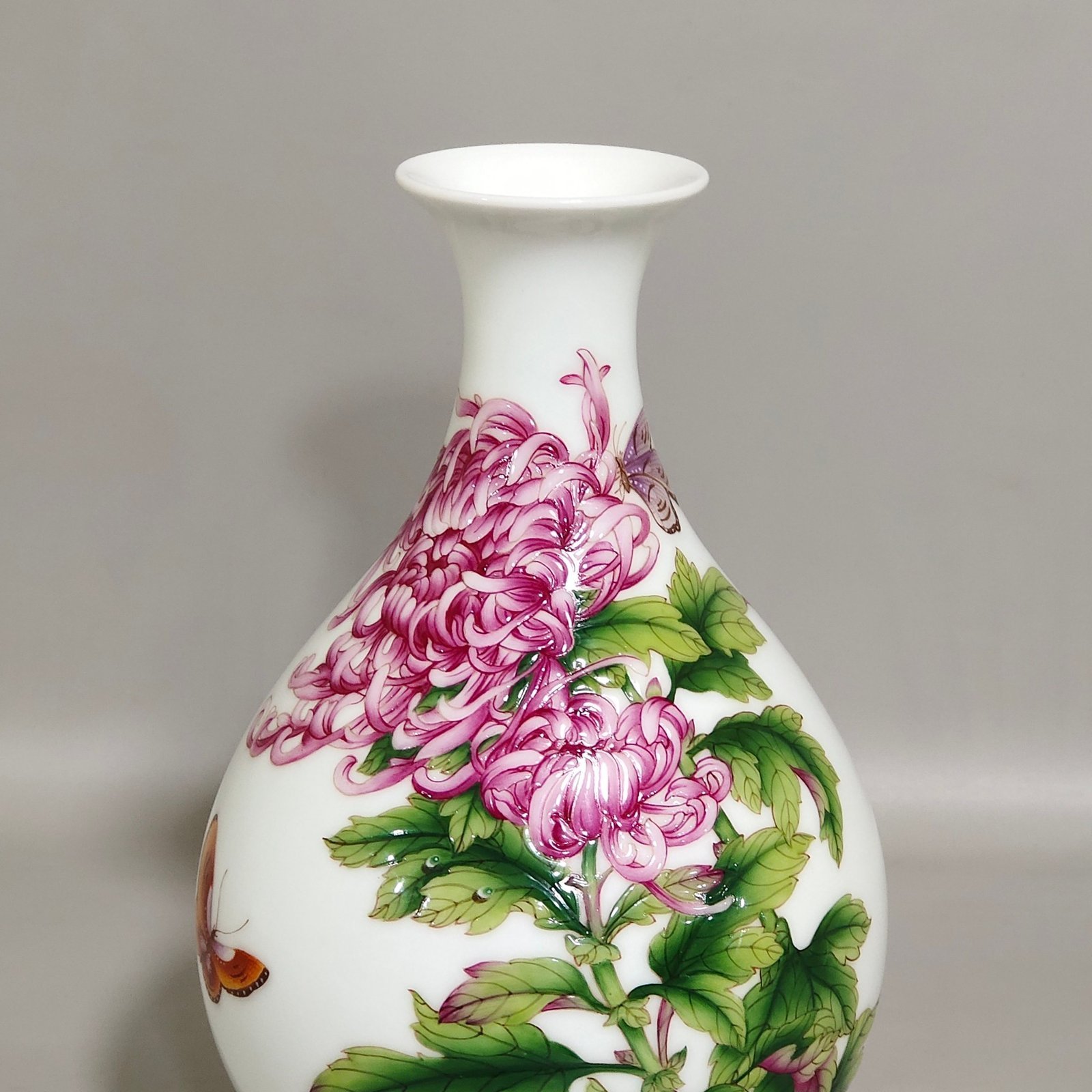 Qing Dynasty Qianlong Castiglione enamel chrysanthemum jade pot spring vase