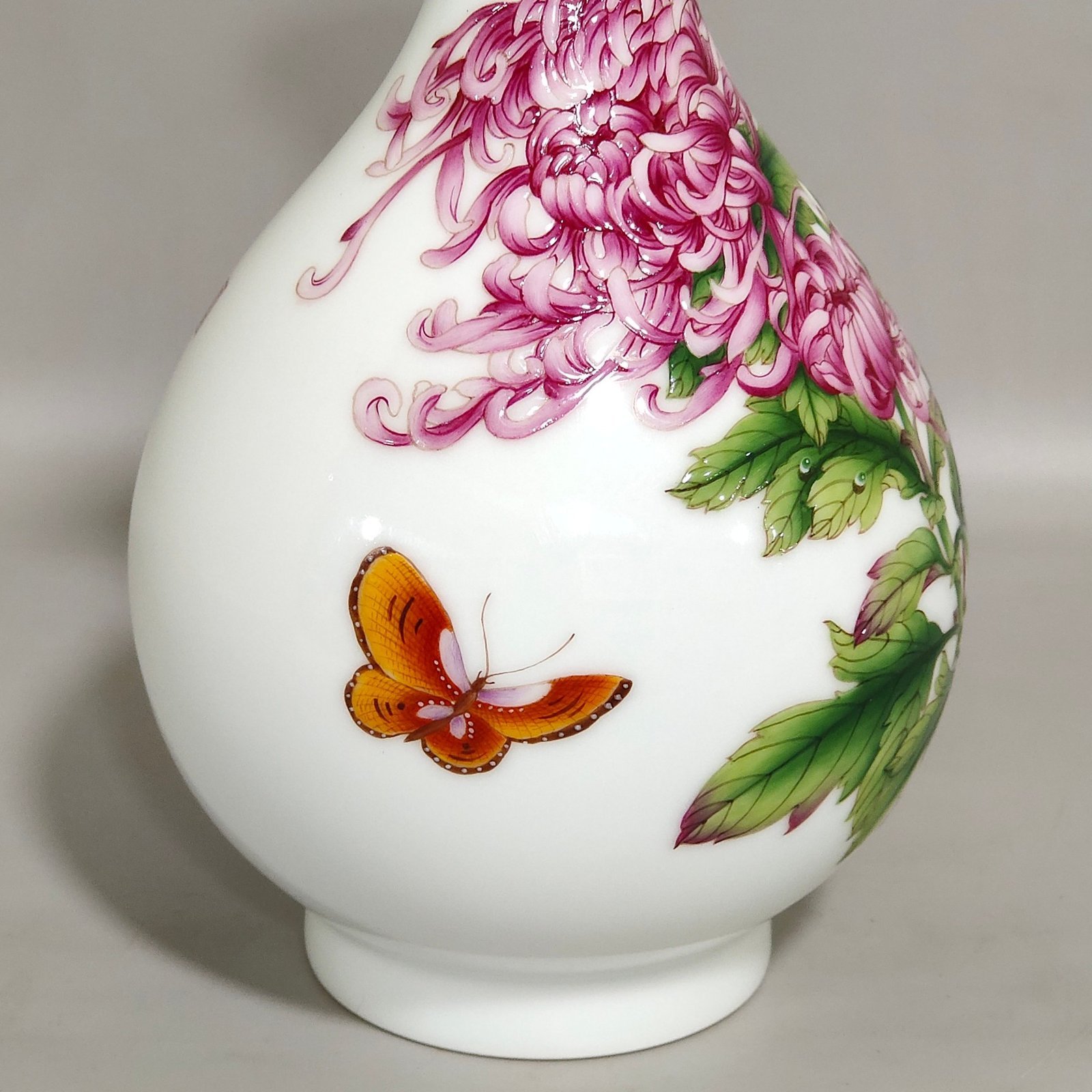 Qing Dynasty Qianlong Castiglione enamel chrysanthemum jade pot spring vase