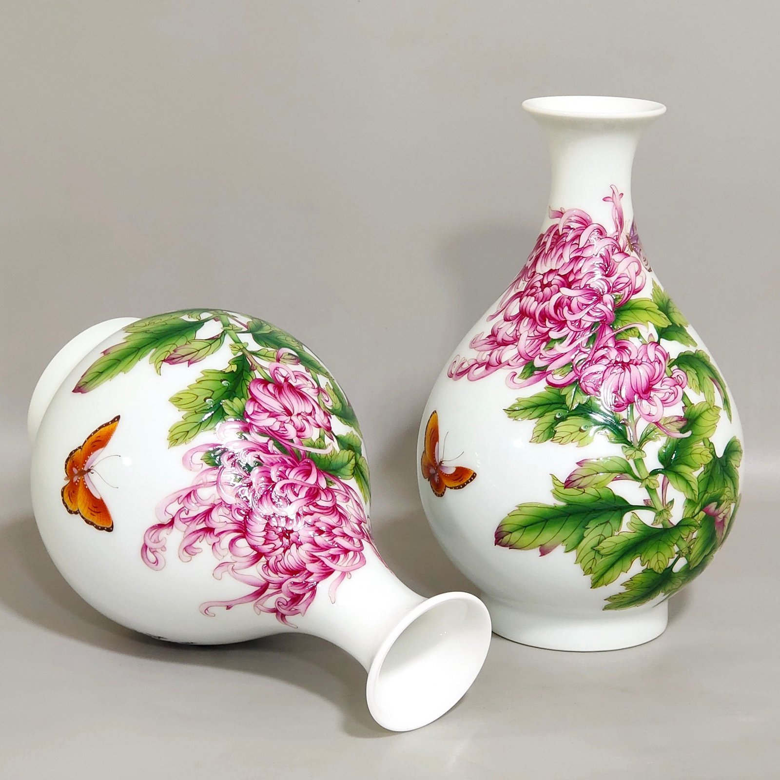 Qing Dynasty Qianlong Castiglione enamel chrysanthemum jade pot spring vase