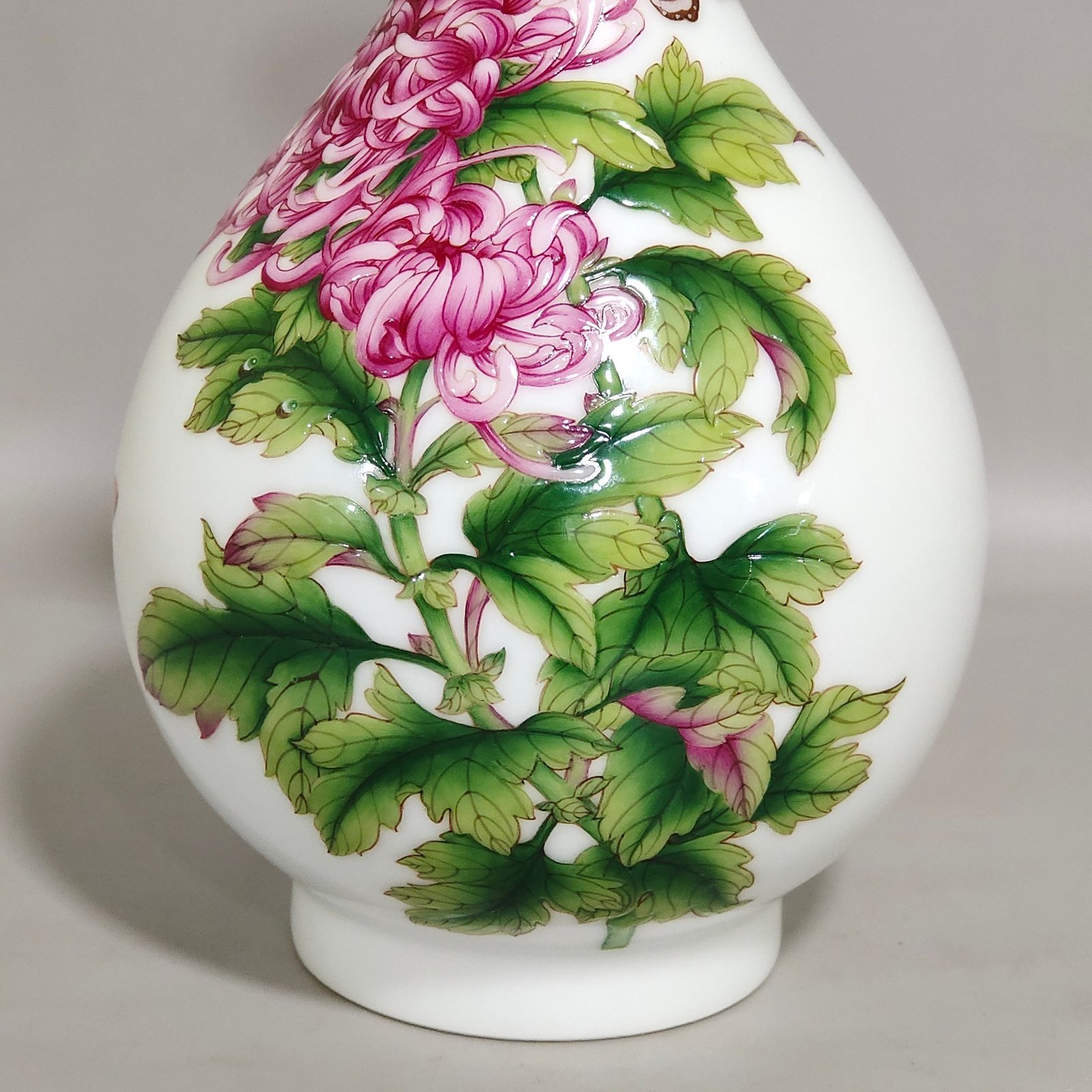 Qing Dynasty Qianlong Castiglione enamel chrysanthemum jade pot spring vase