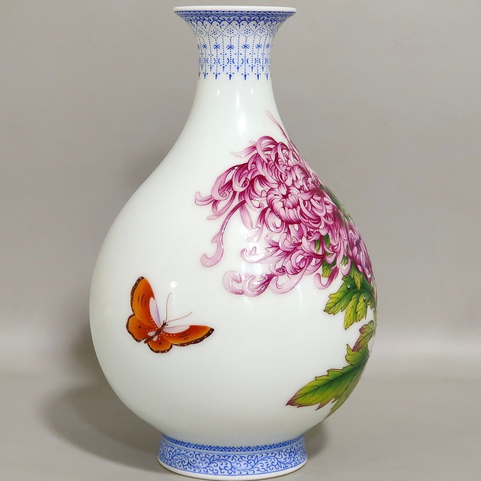Qing Dynasty Qianlong Castiglione enamel chrysanthemum poem jade pot spring vase