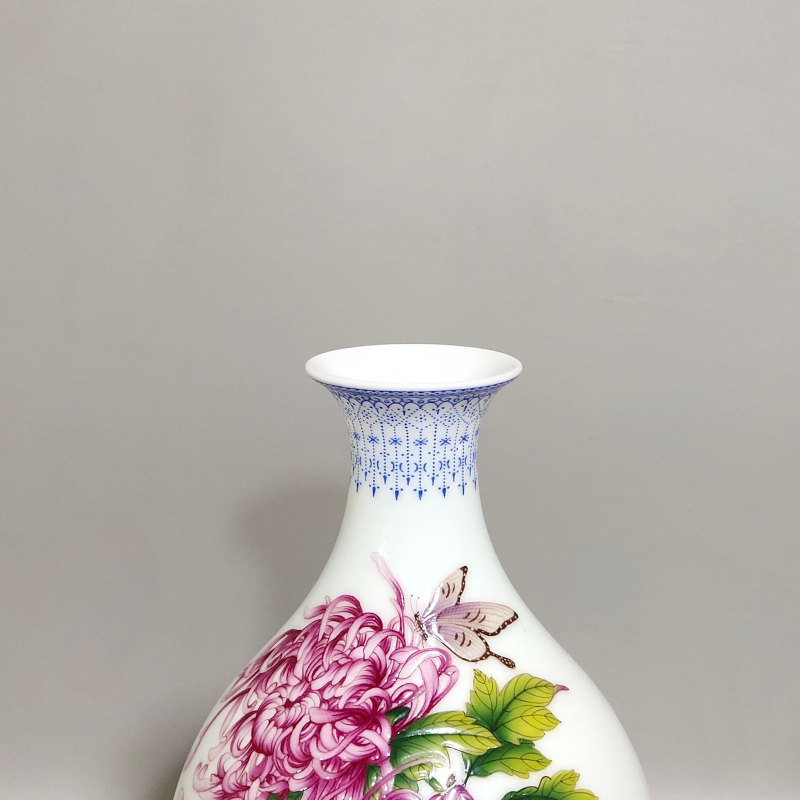 Qing Dynasty Qianlong Castiglione enamel chrysanthemum poem jade pot spring vase