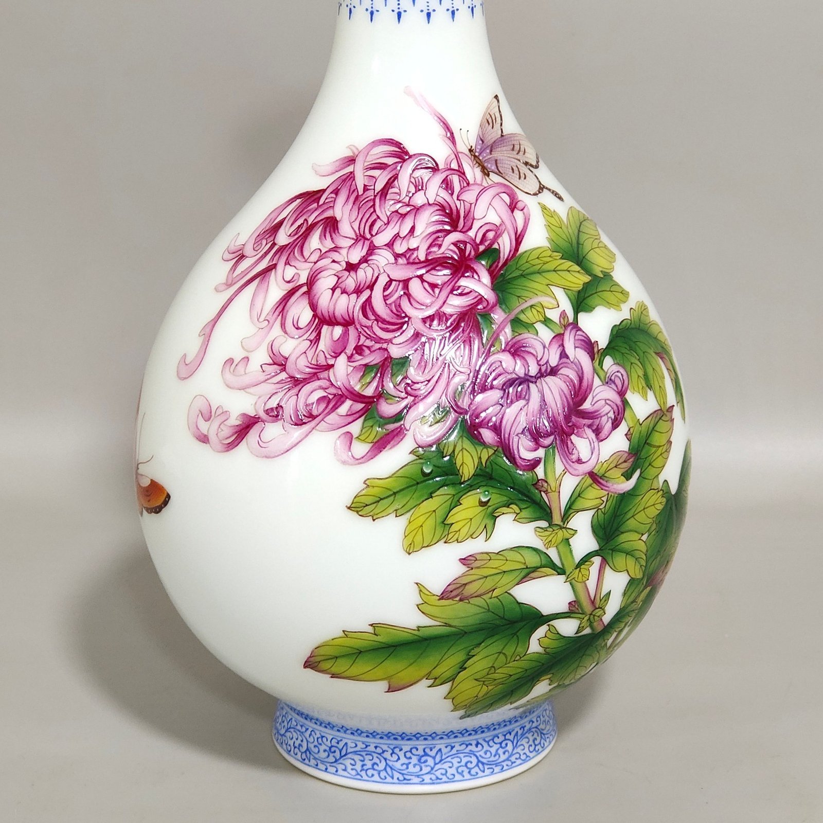 Qing Dynasty Qianlong Castiglione enamel chrysanthemum poem jade pot spring vase