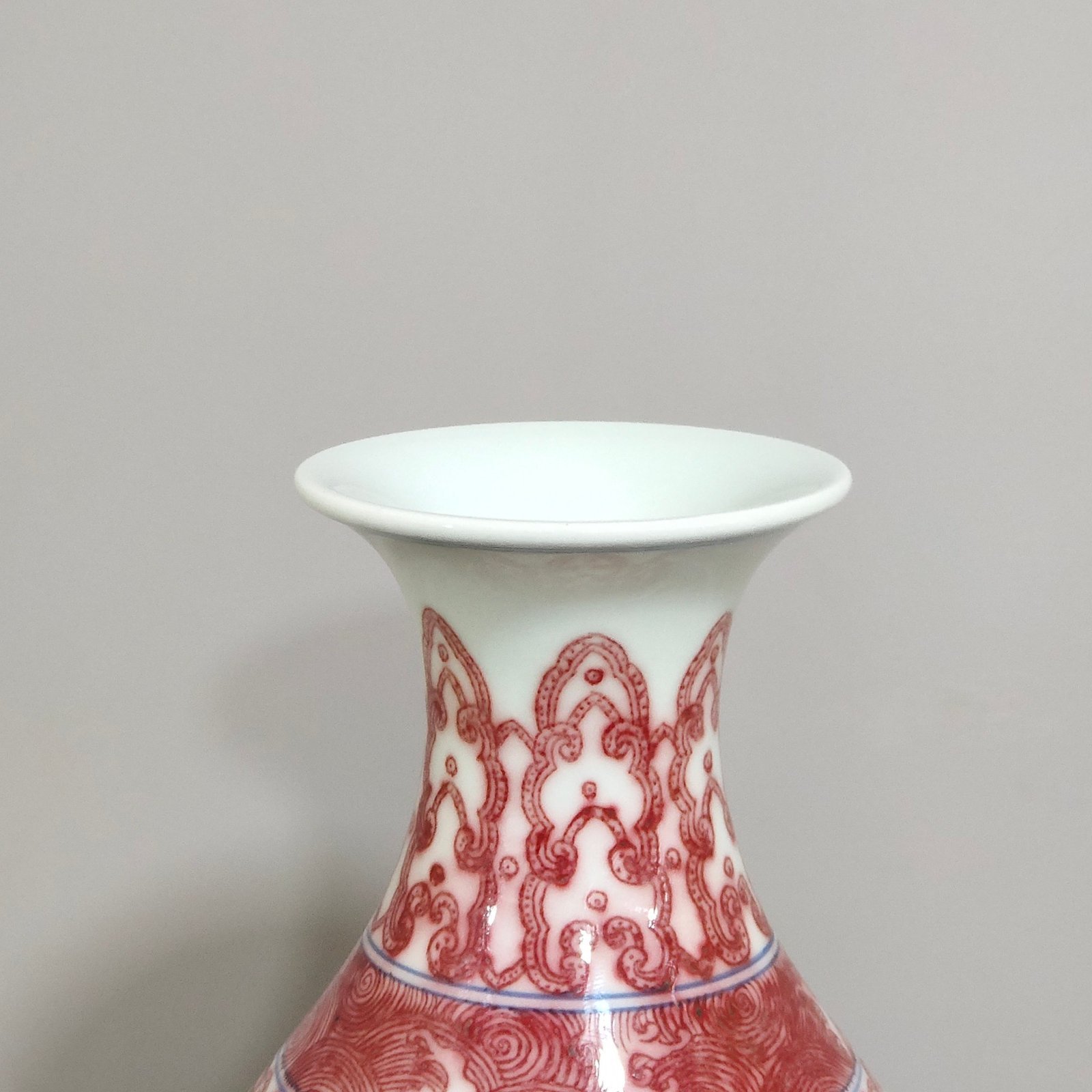 Qing Dynasty Qianlong underglaze red Fushan Shouhai jade pot spring vase