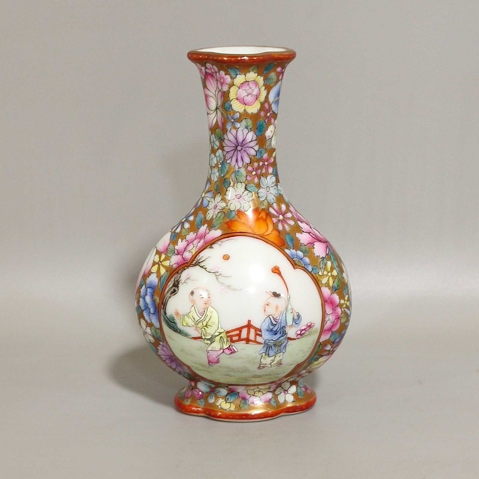 Qing Dynasty Qianlong Jindi Wanhua window baby vase