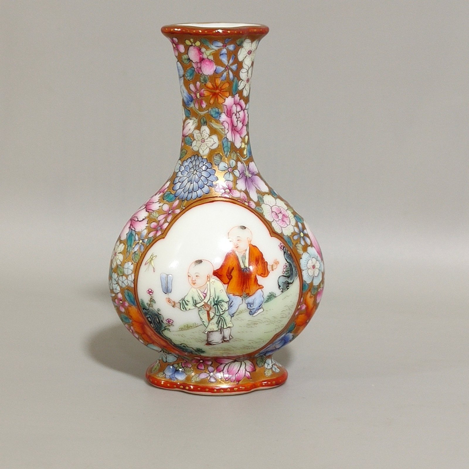 Qing Dynasty Qianlong Jindi Wanhua window baby vase