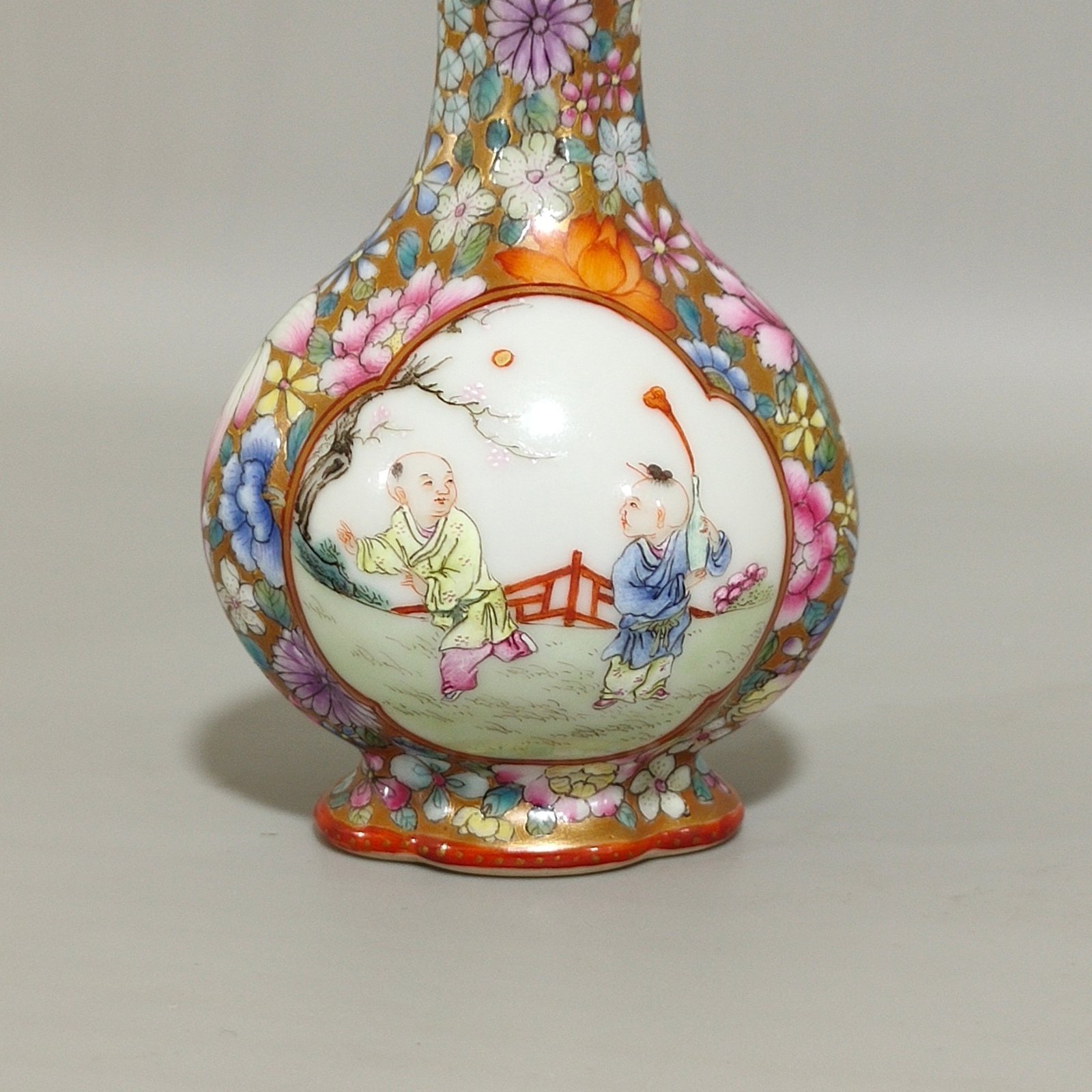Qing Dynasty Qianlong Jindi Wanhua window baby vase