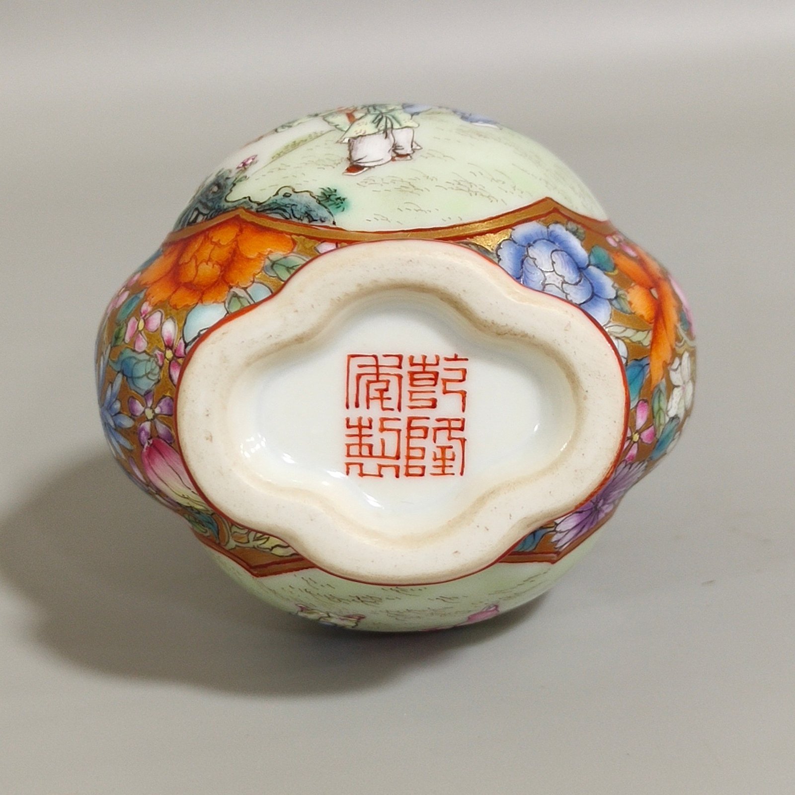 Qing Dynasty Qianlong Jindi Wanhua window baby vase