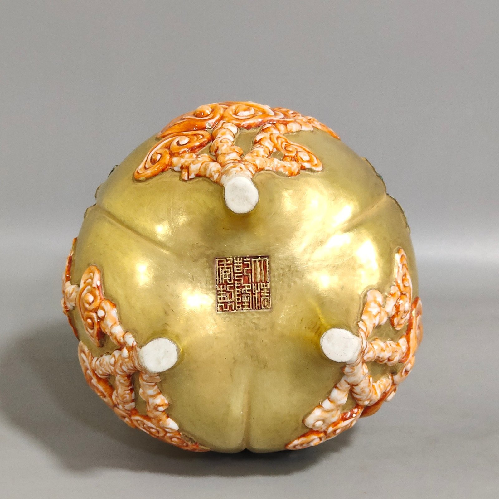 Qing Dynasty Qianlong gold relief three legged bottle of longevity peach and Ganoderma lucidum