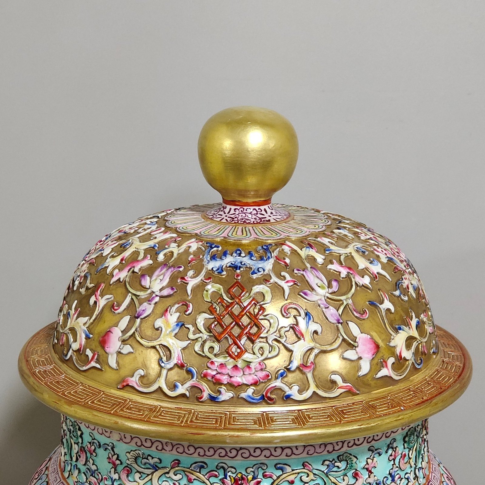 Qing Dynasty Qianlong gold plated relief with window pines and cranes to promote longevity and covered jar