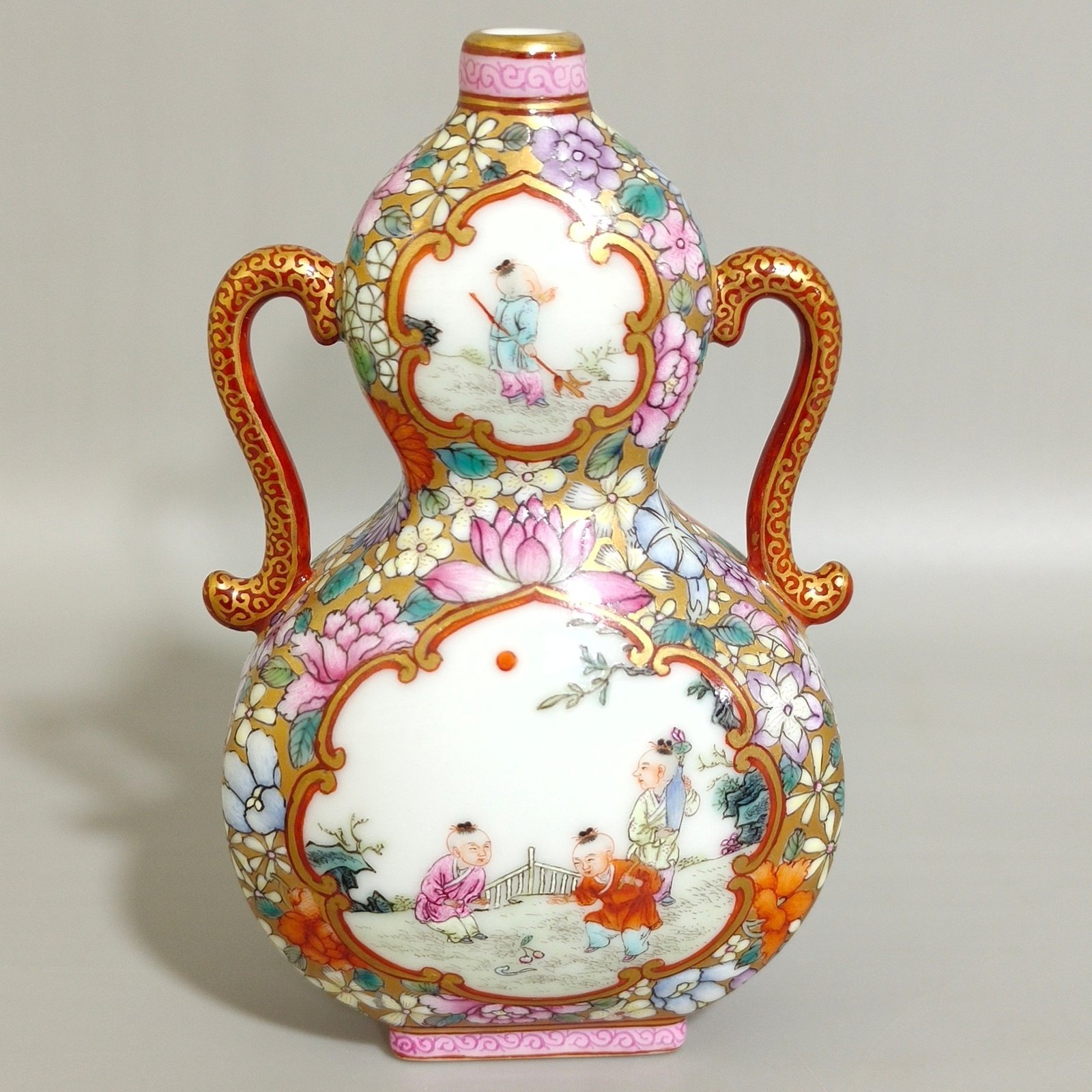 Qing Dynasty Qianlong Golden Ground Hundred Flowers Open Window Boy’s Flat Gourd Vase