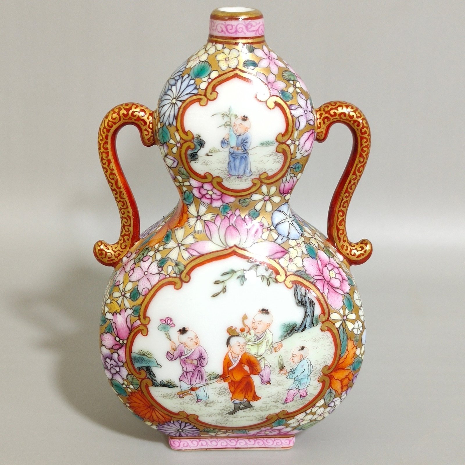 Qing Dynasty Qianlong Golden Ground Hundred Flowers Open Window Boy’s Flat Gourd Vase