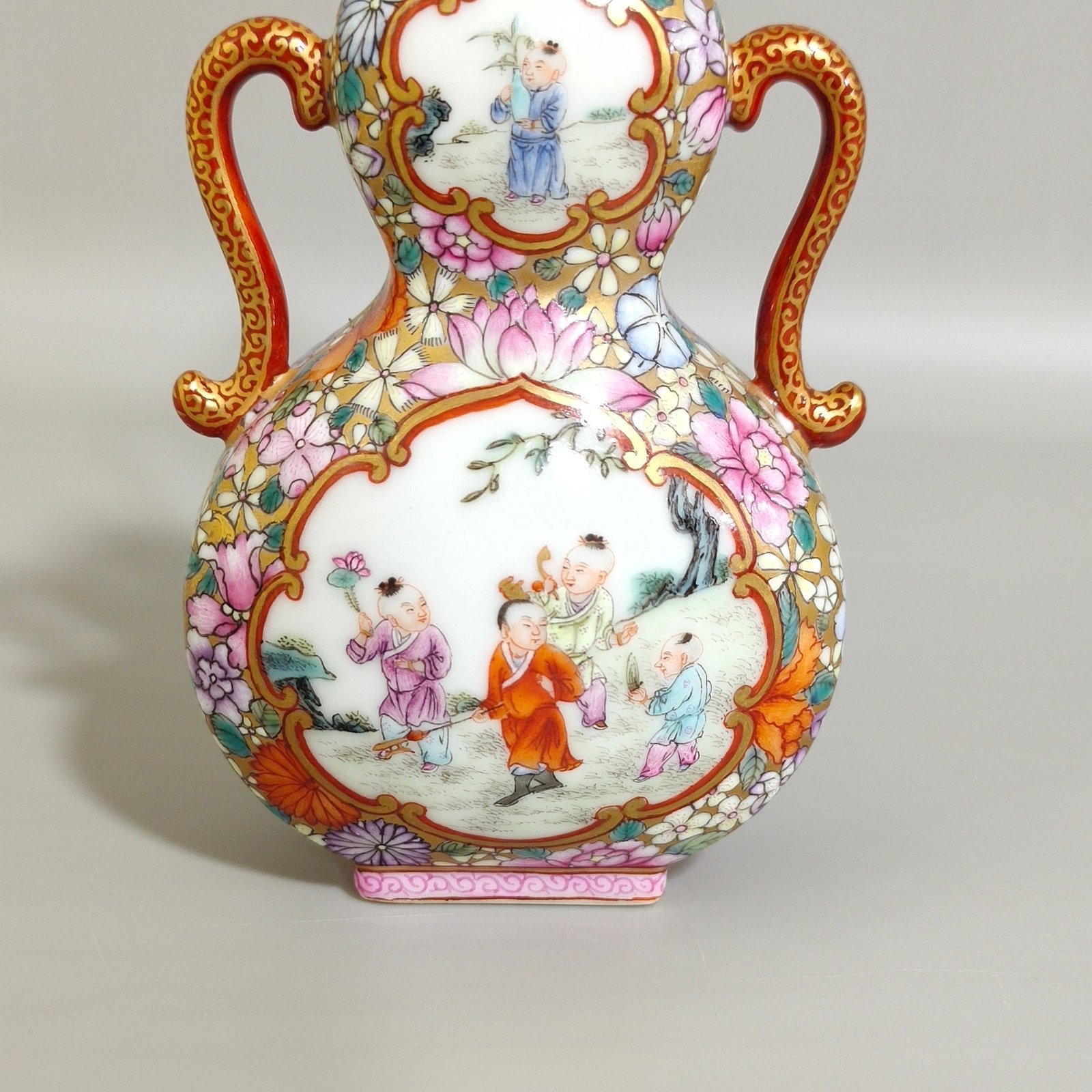 Qing Dynasty Qianlong Golden Ground Hundred Flowers Open Window Boy’s Flat Gourd Vase