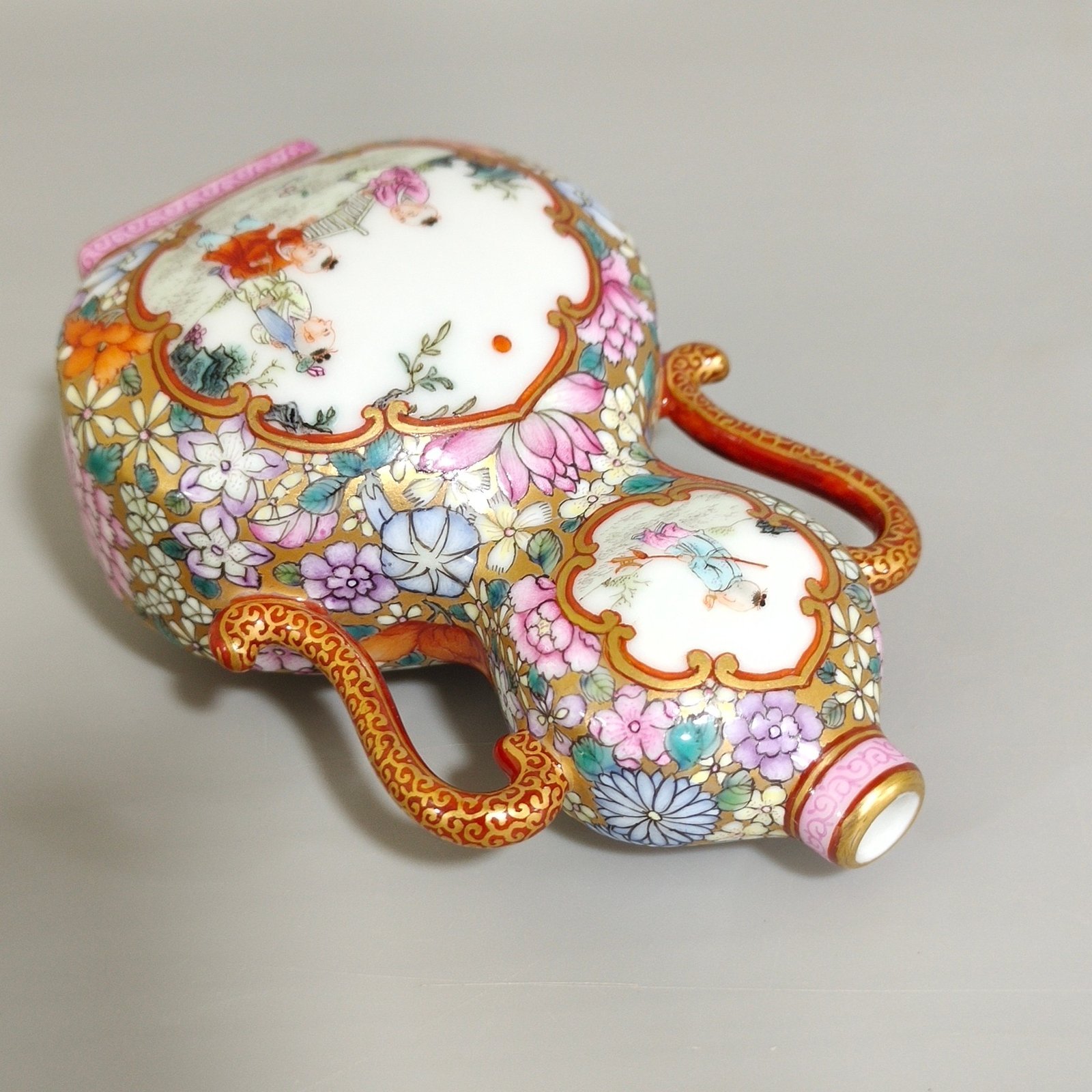 Qing Dynasty Qianlong Golden Ground Hundred Flowers Open Window Boy’s Flat Gourd Vase